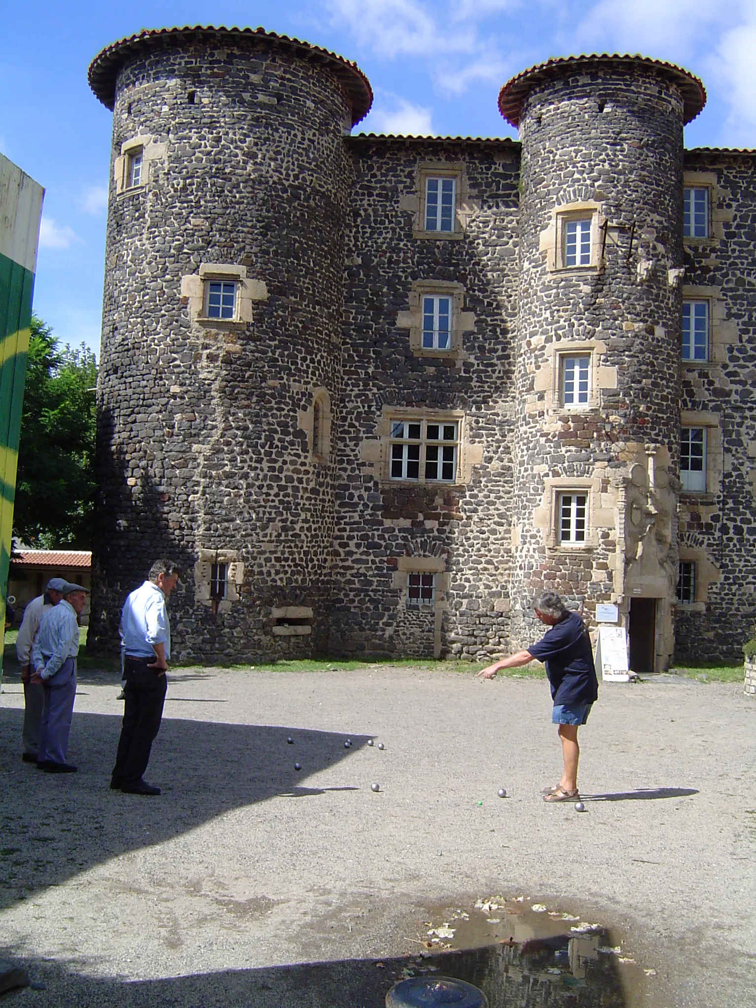 Photo showing: Le Monastier-sur-Gazeille, château et joueurs de pétanque