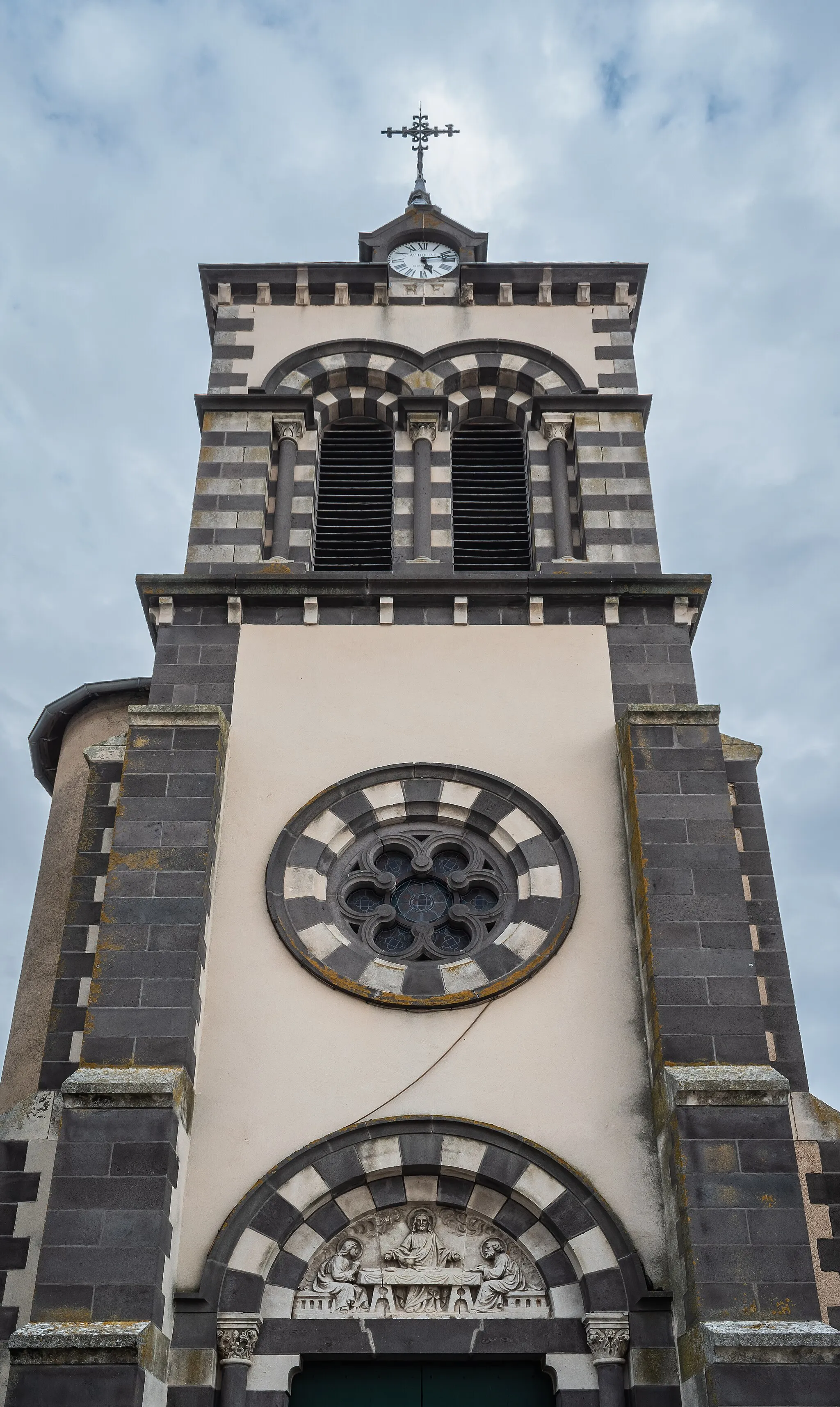 Photo showing: Bell tower of the Saint Andrew church in Bouzel, Puy-de-Dôme, France