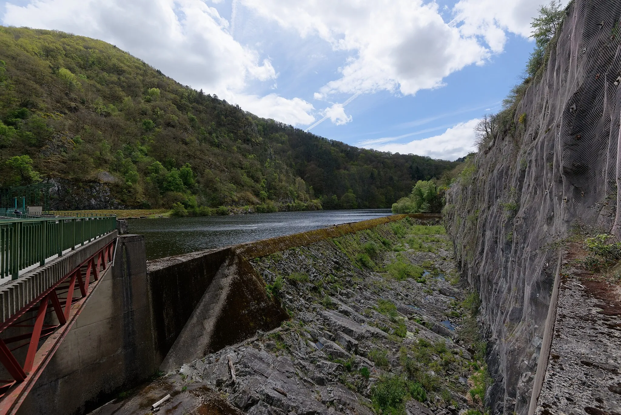 Photo showing: Retenue d'eau du barrage hydroélectrique de Queuille, dans le Puy-de-Dôme.