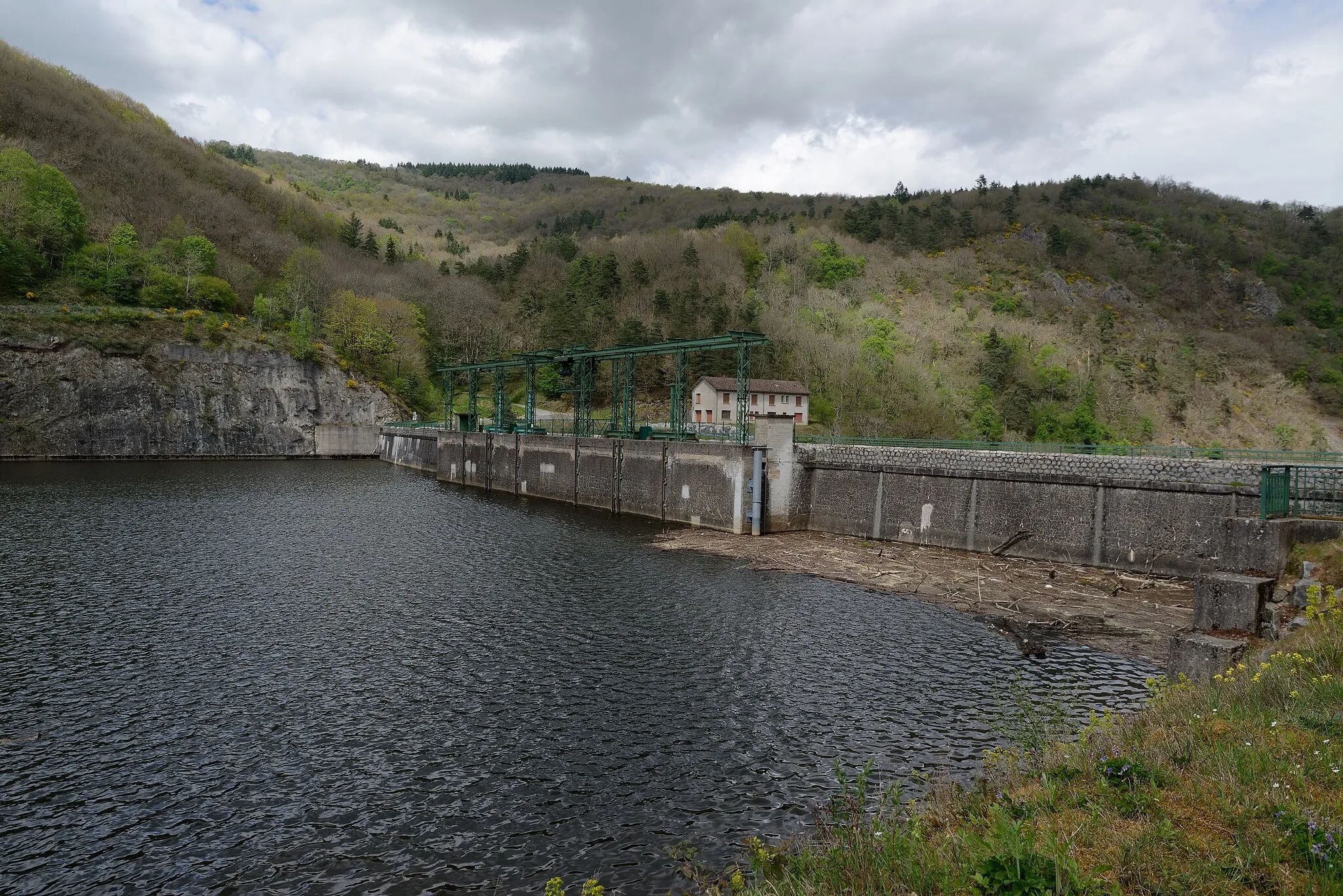 Photo showing: Retenue d'eau du barrage hydroélectrique de Queuille, dans le Puy-de-Dôme, vue depuis la rive droite.