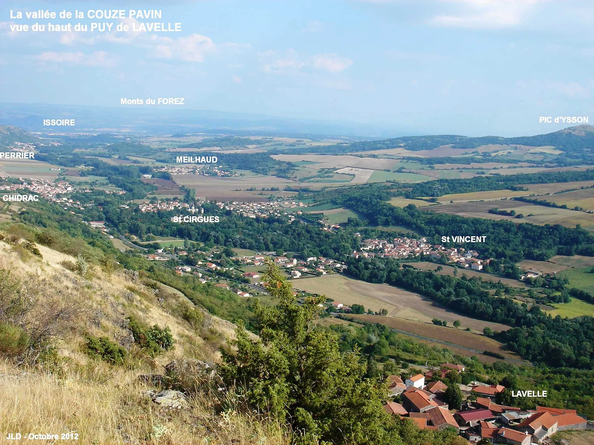 Photo showing: vus depuis le haut du Puy de Lavelle - Issoire au loin - les Monts du Forez à l'arrière plan