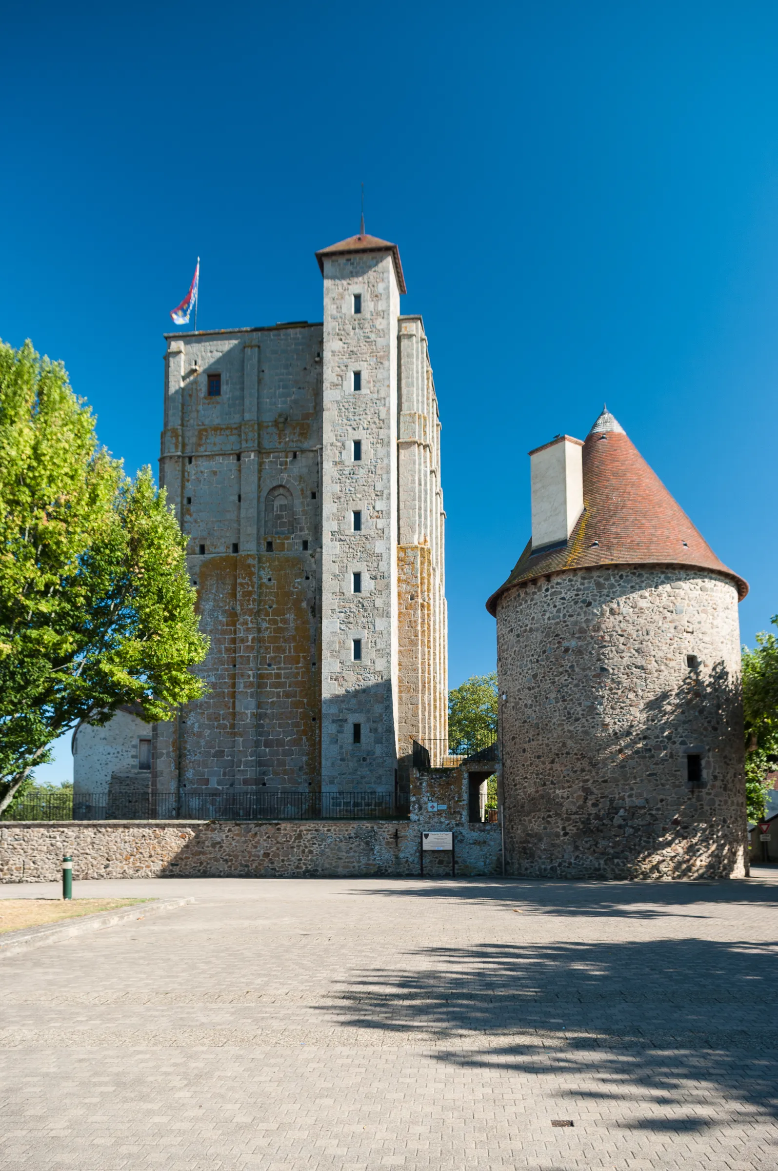 Photo showing: This building is indexed in the base Mérimée, a database of architectural heritage maintained by the French Ministry of Culture, under the reference PA00093122 .