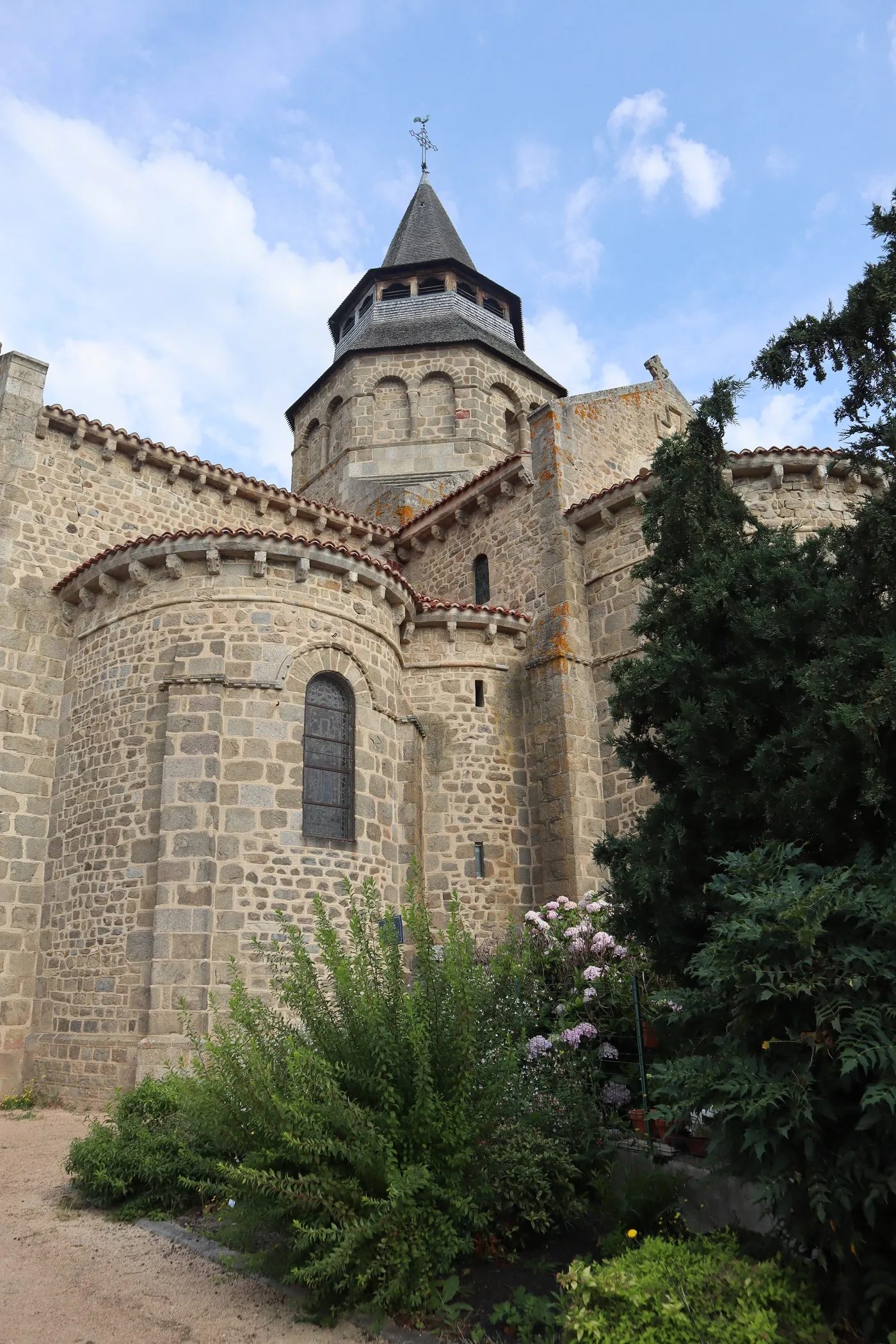 Photo showing: Extérieur de l'église Notre-Dame à Huriel (03).