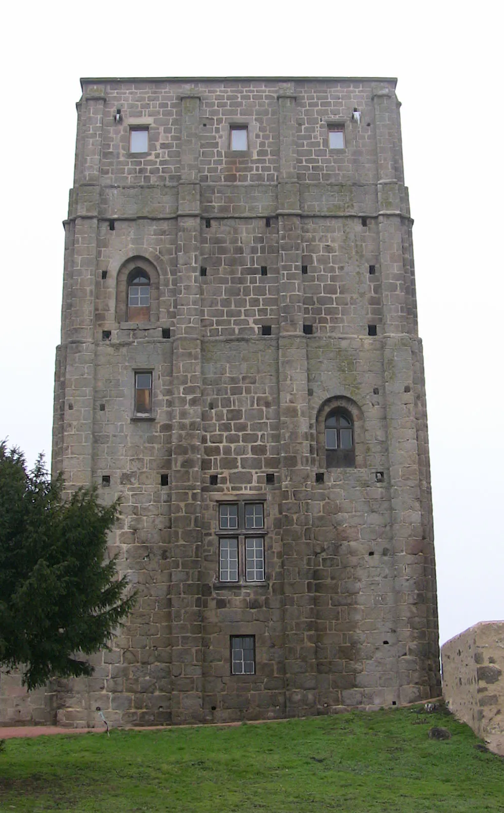 Photo showing: donjon roman d'Huriel.