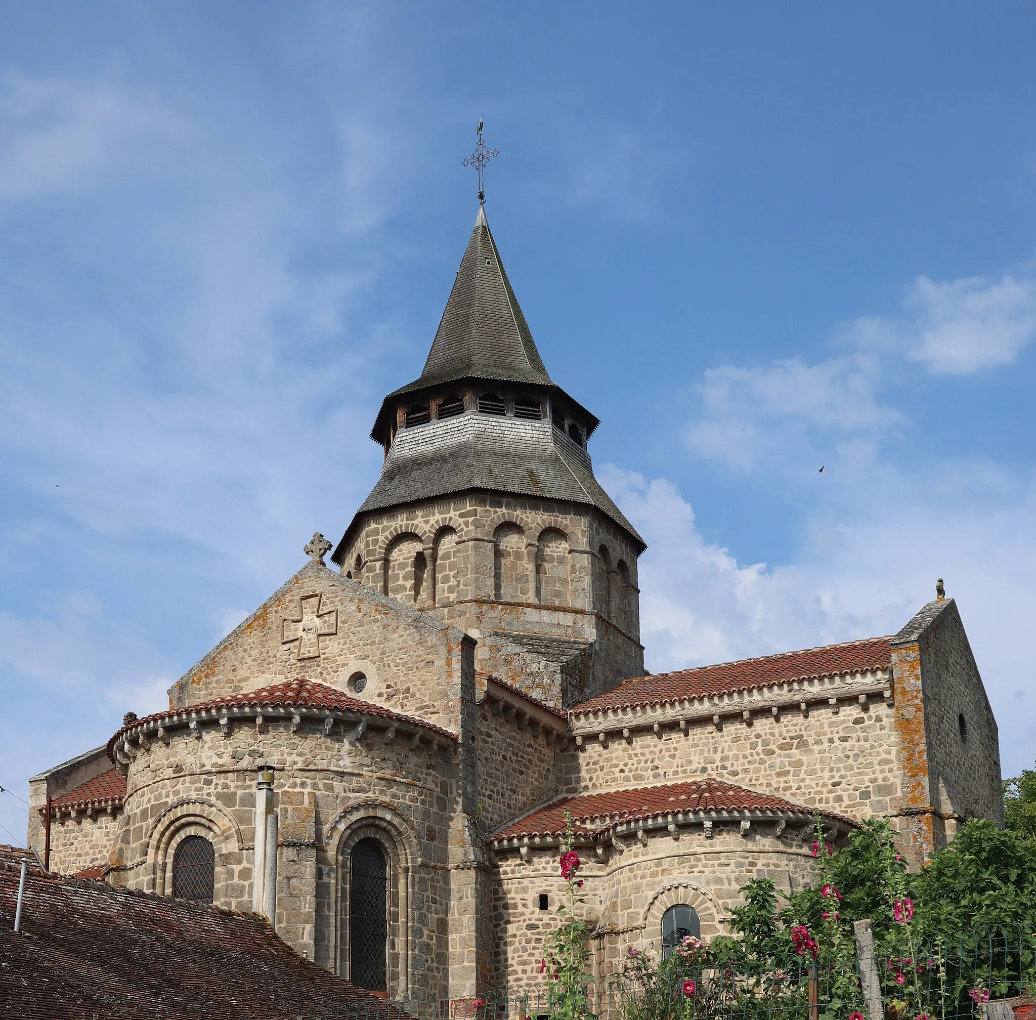 Photo showing: Extérieur de l'église Notre-Dame à Huriel (03).