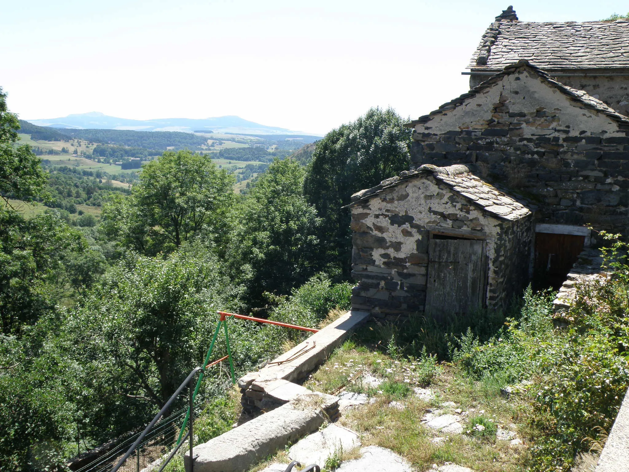 Photo showing: Champclause, comm. de la Haute-Loire, France (Auvergne). Aspect du village de Boussoulet. À l'horizon à gauche, on aperçoit (assez indistinctement) la silhouette du mont Mézenc, et plus à droite, du mont d'Alambre. Objectif orienté vers le sud-sud-est.