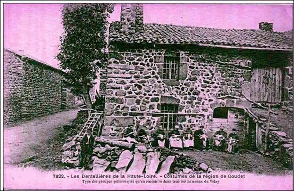 Photo showing: Dentellières en couvine devant la maison de la béate