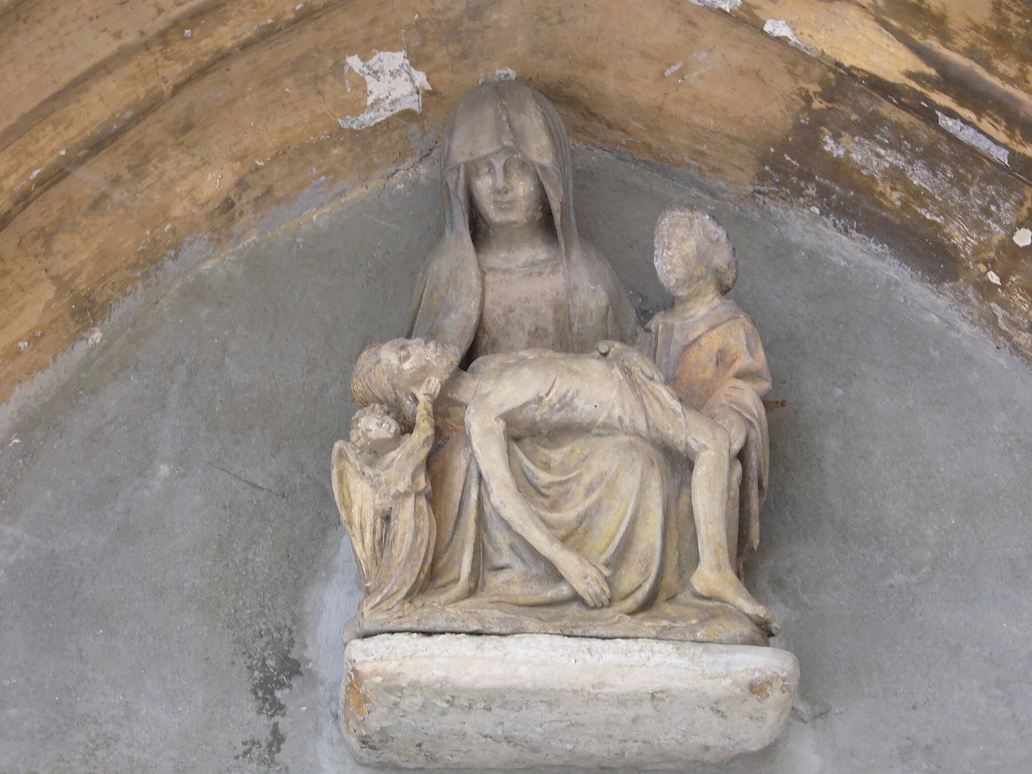 Photo showing: Pietà du XVIème siècle, au-dessus du portail de l'église Saint-Eutrope à Collanges (dép. 63), classée.