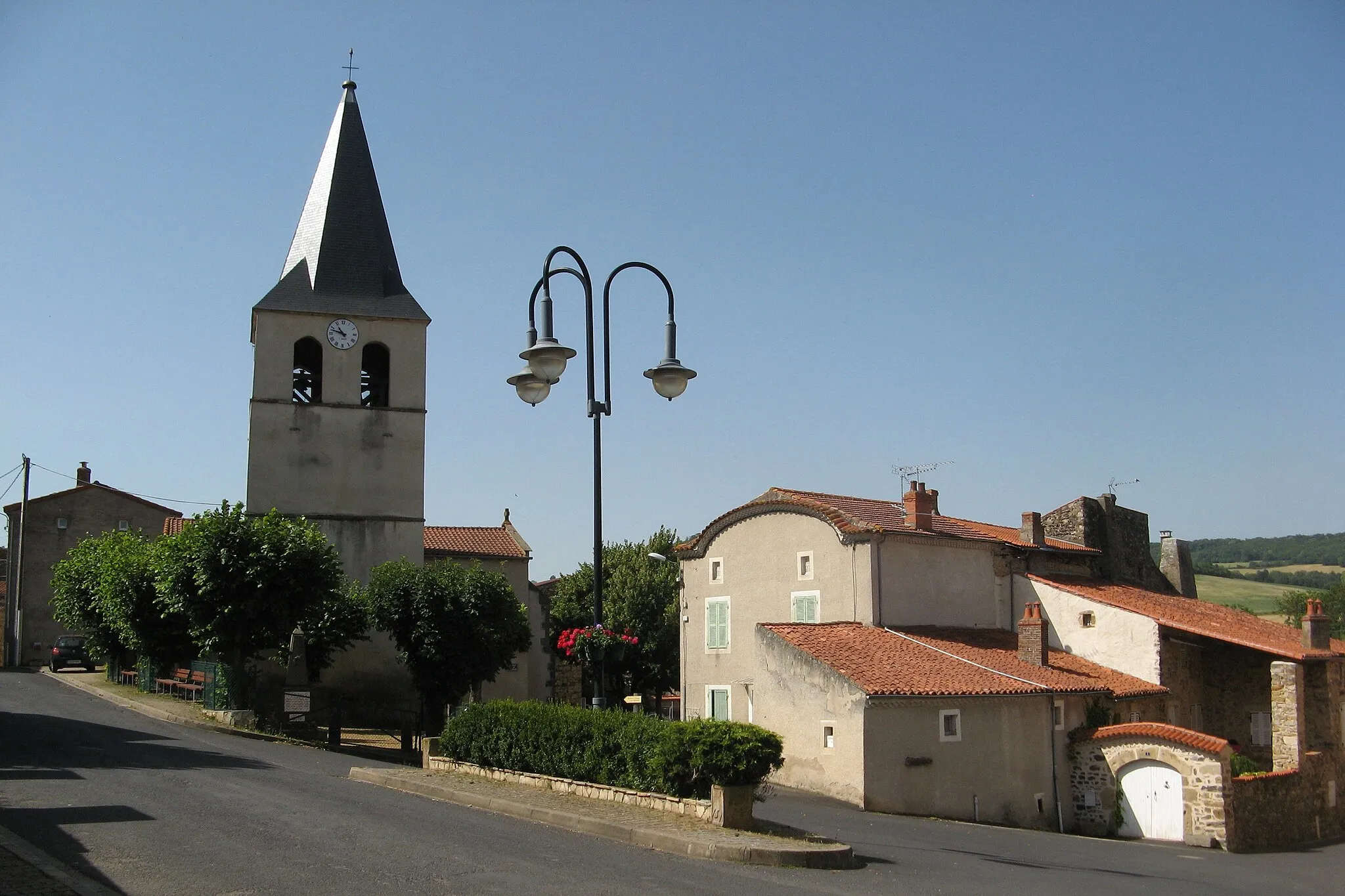 Photo showing: Gignat, l'église et une maison typique.