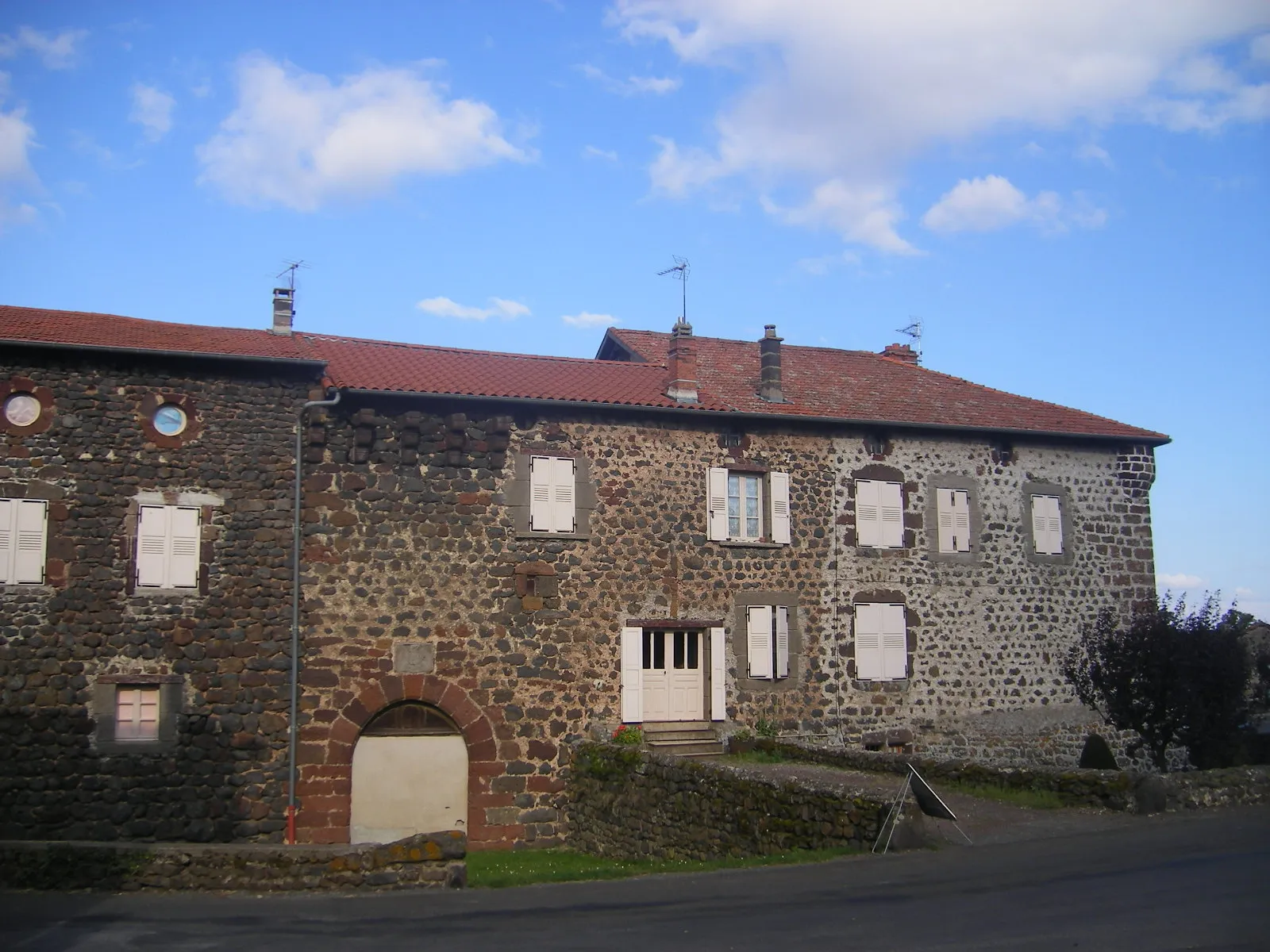 Photo showing: Typical stonehouse in Bains