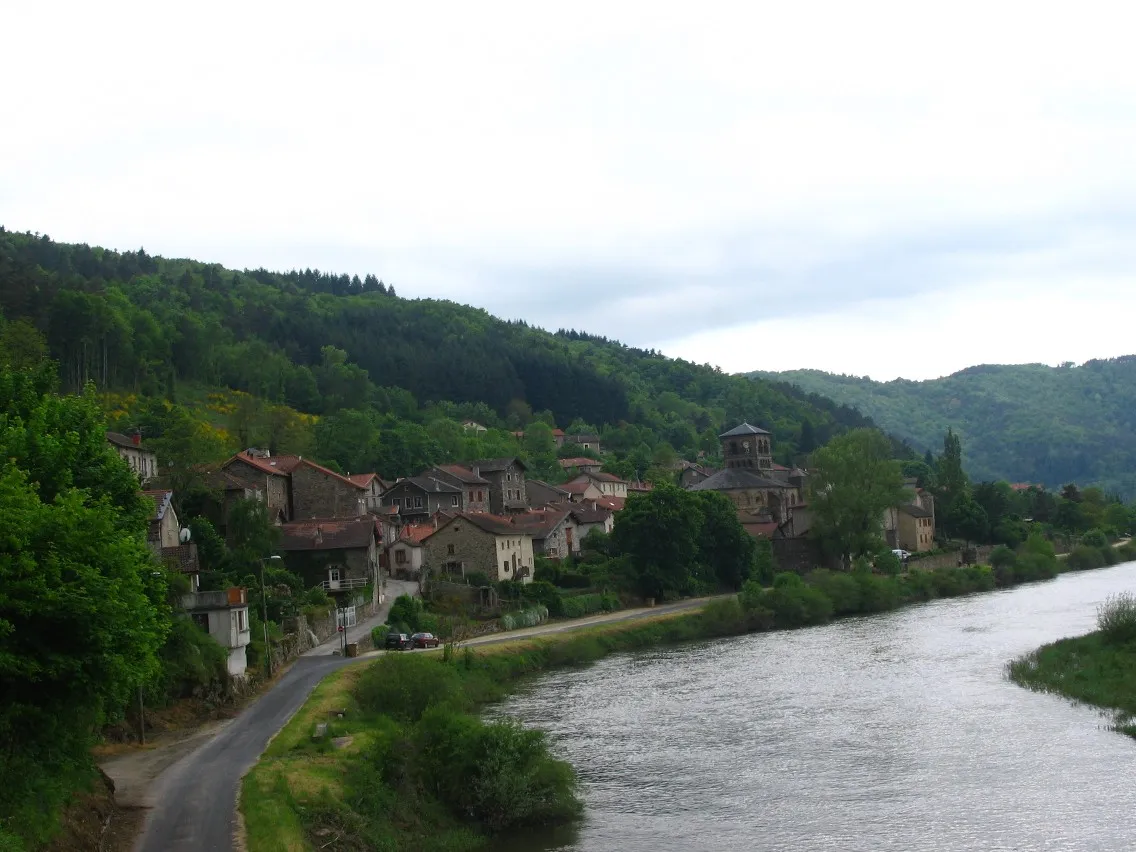 Photo showing: Un Chamalières bougnat peut en cacher un autre... celui bâti en bord de Loire, paisible bourgade au nord du Puy, n’a strictement rien à voir avec son illustre homonyme clermontois, bien plus peuplé !