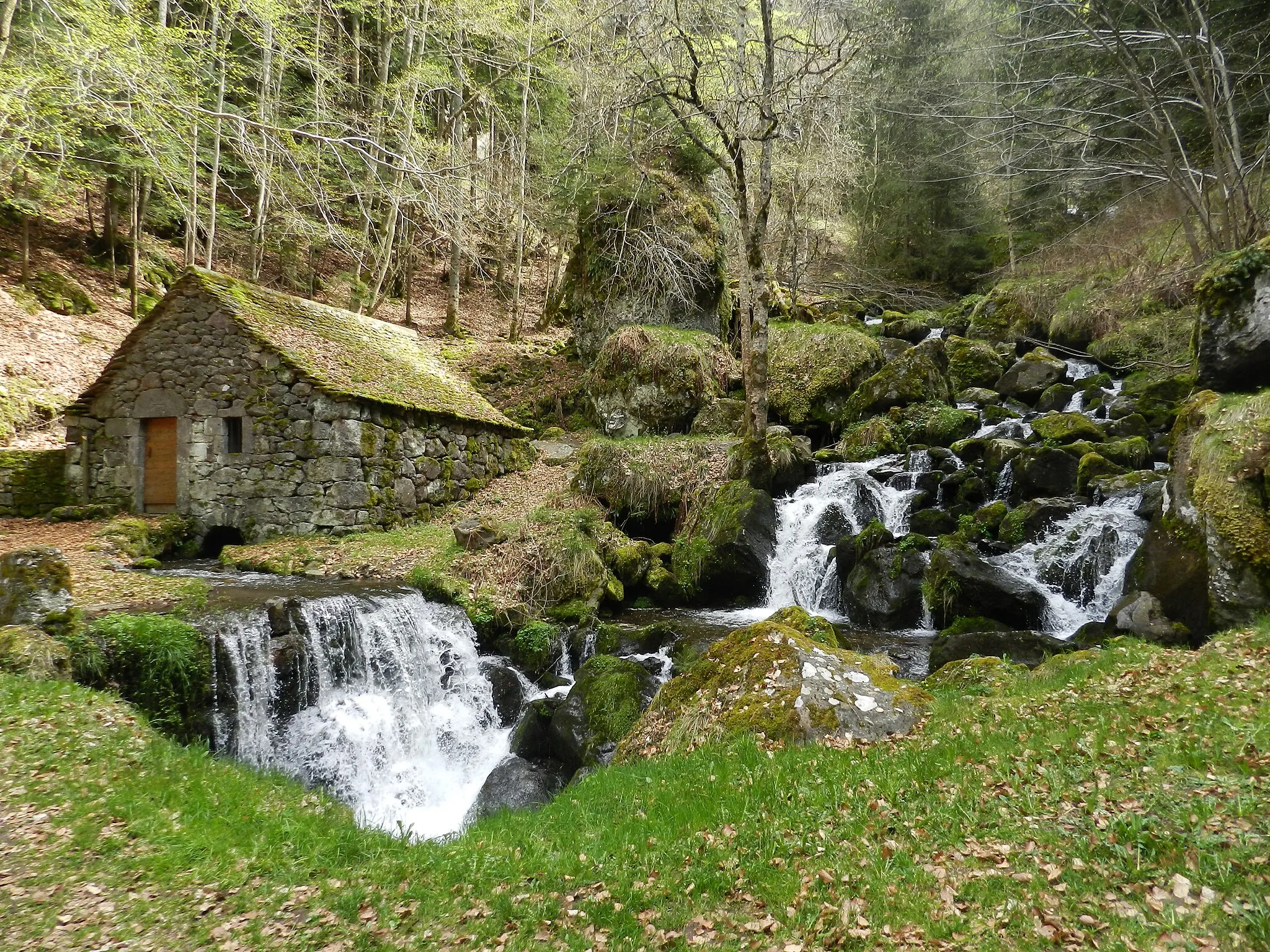 Photo showing: Le moulin de Chambeuil, sur la commune de Laveissière, datant de 1811. Le ruisseau du même nom le traversant, se caractérise par de multiples cascades.