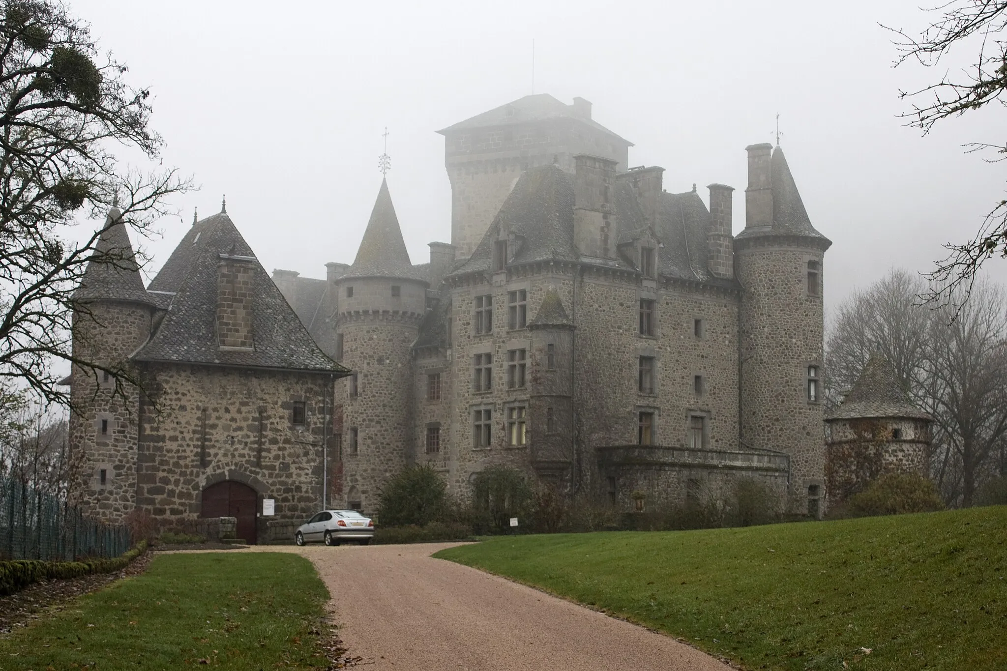 Photo showing: The castle of Pesteils at the entrance of the winter.