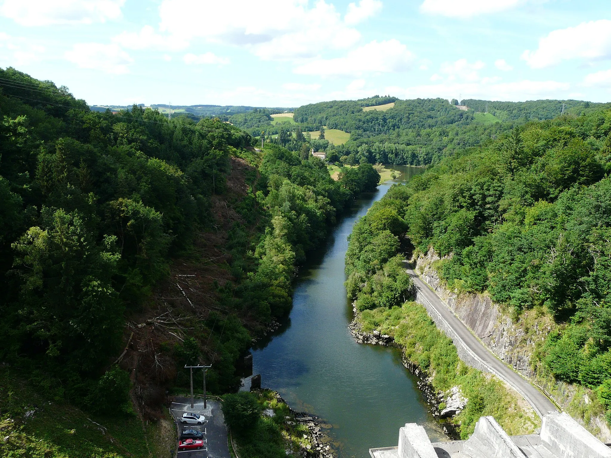 Photo showing: La Cère juste en aval du barrage de Saint-Étienne-Cantalès, entre les communes de Saint-Gérons (à gauche) et Saint-Étienne-Cantalès (à droite), Cantal, France.