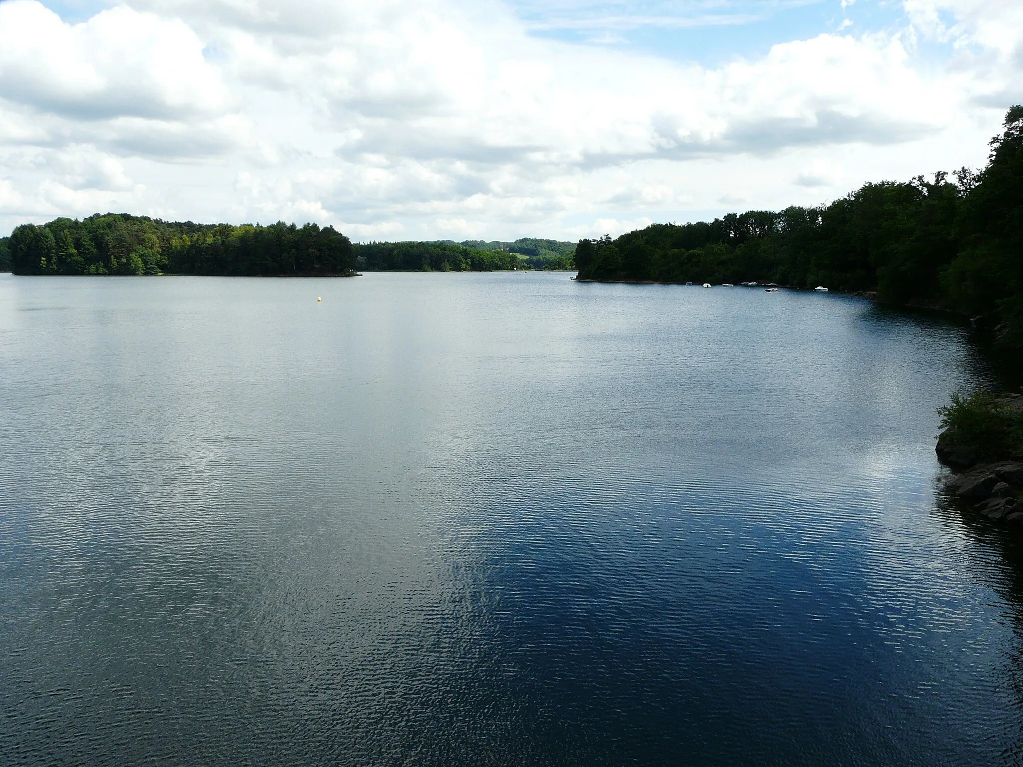 Photo showing: La retenue en amont du barrage de Saint-Étienne-Cantalès (commune de Saint-Gérons), Cantal France.