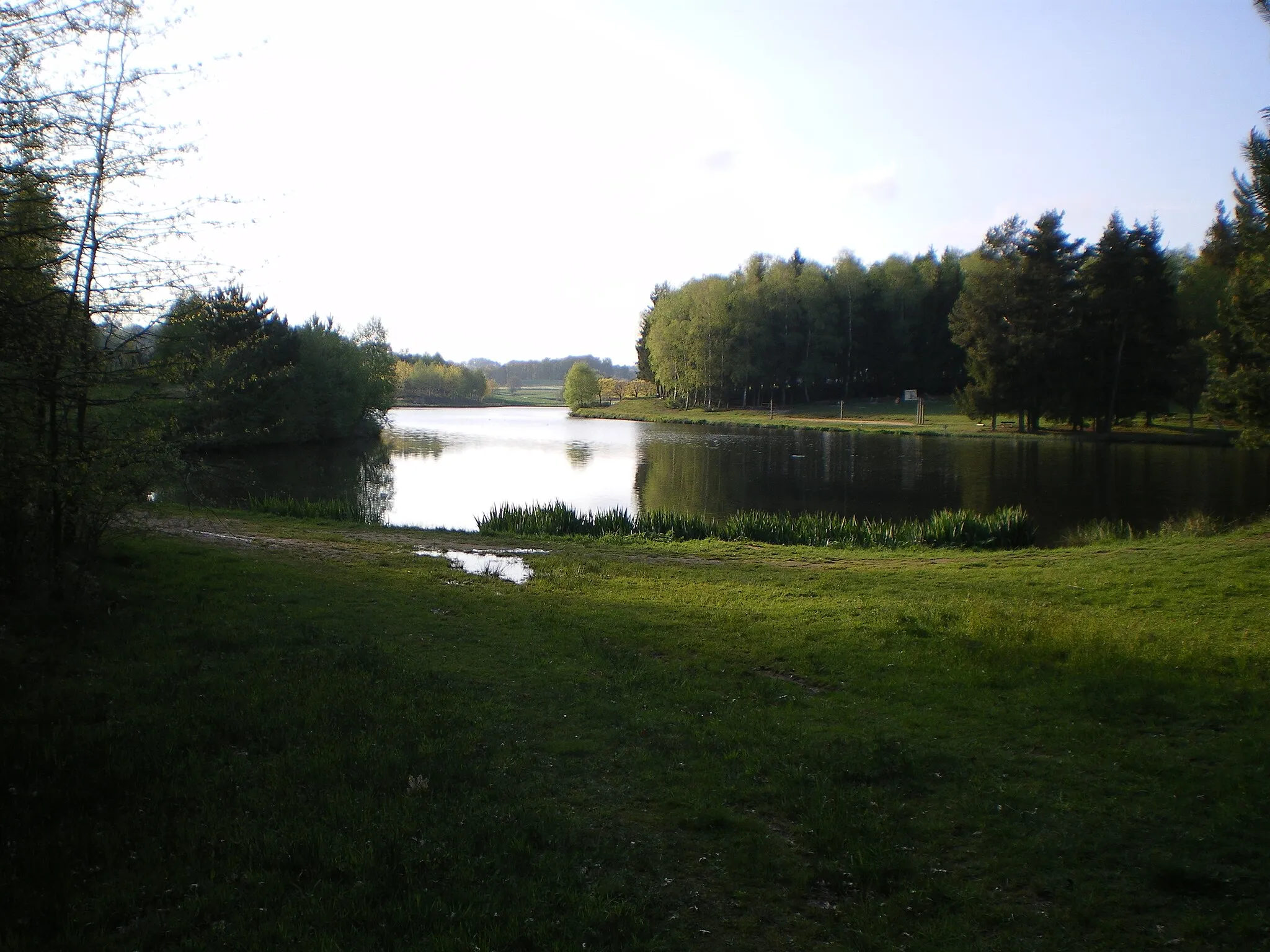 Photo showing: Plan d'eau, Le Rouget, Cantal, France