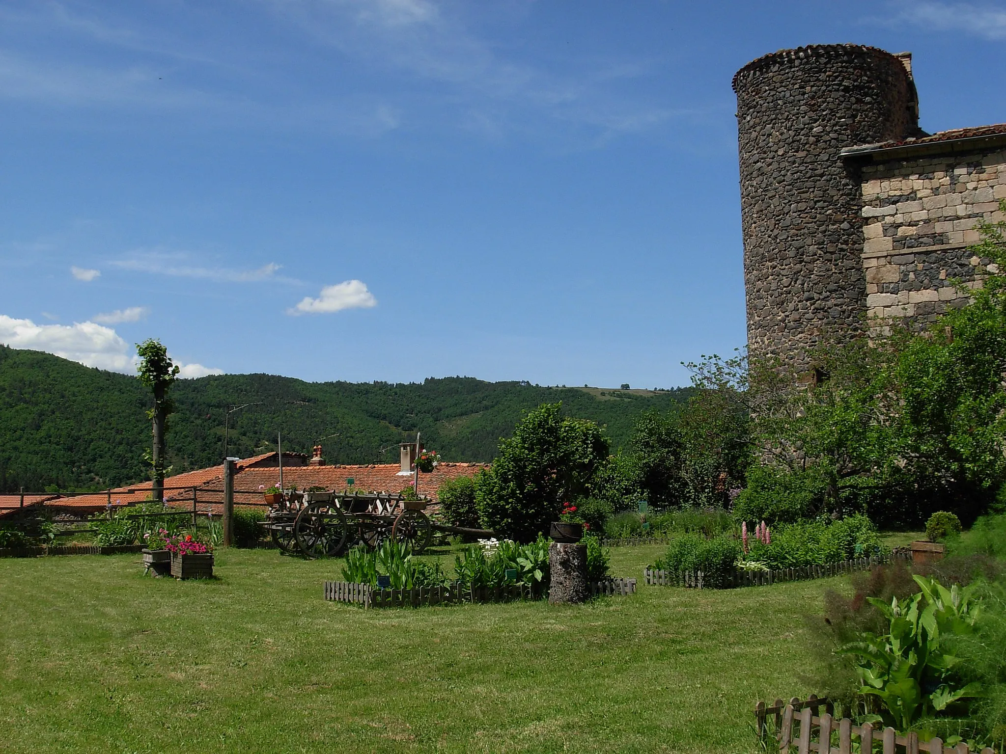 Photo showing: Vue du village et d'une partie de l'abbaye de Pébrac (Haute-Loire, France).