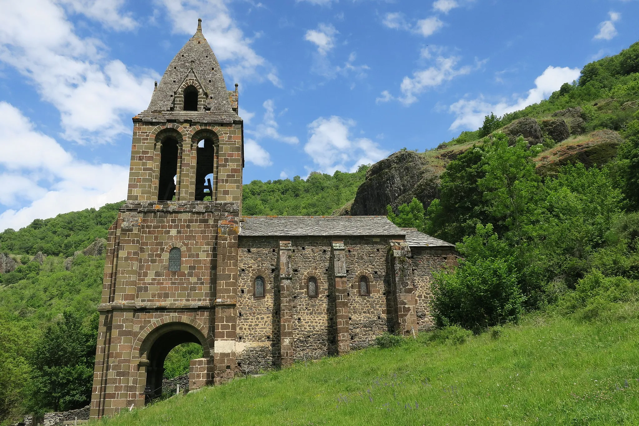 Photo showing: Chapel of Sainte-Marie-des-Chazes, town of Saint-Julien-des-Chazes, France. South facade.