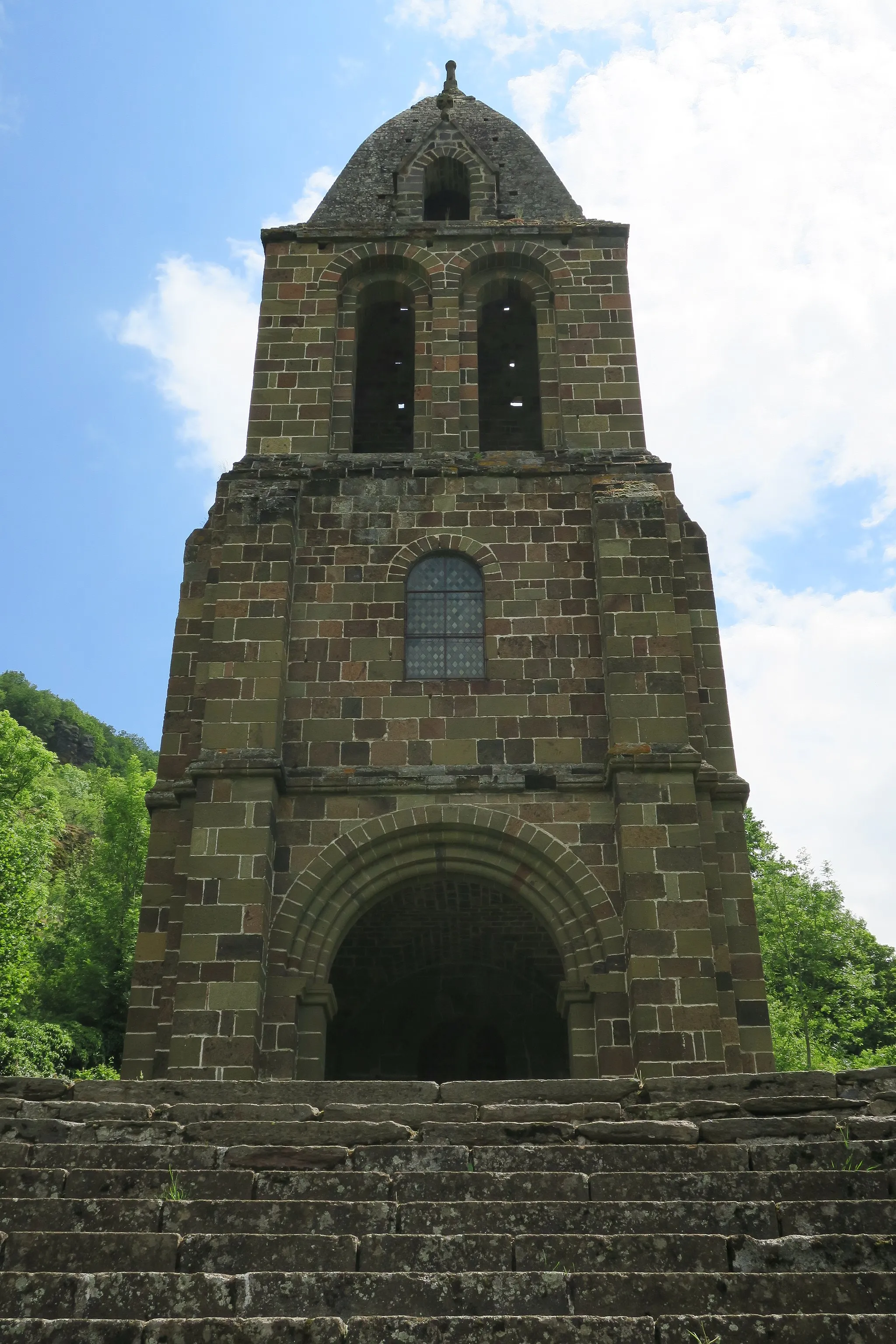 Photo showing: Chapel of Sainte-Marie-des-Chazes, town of Saint-Julien-des-Chazes, France. West facade and bell tower.