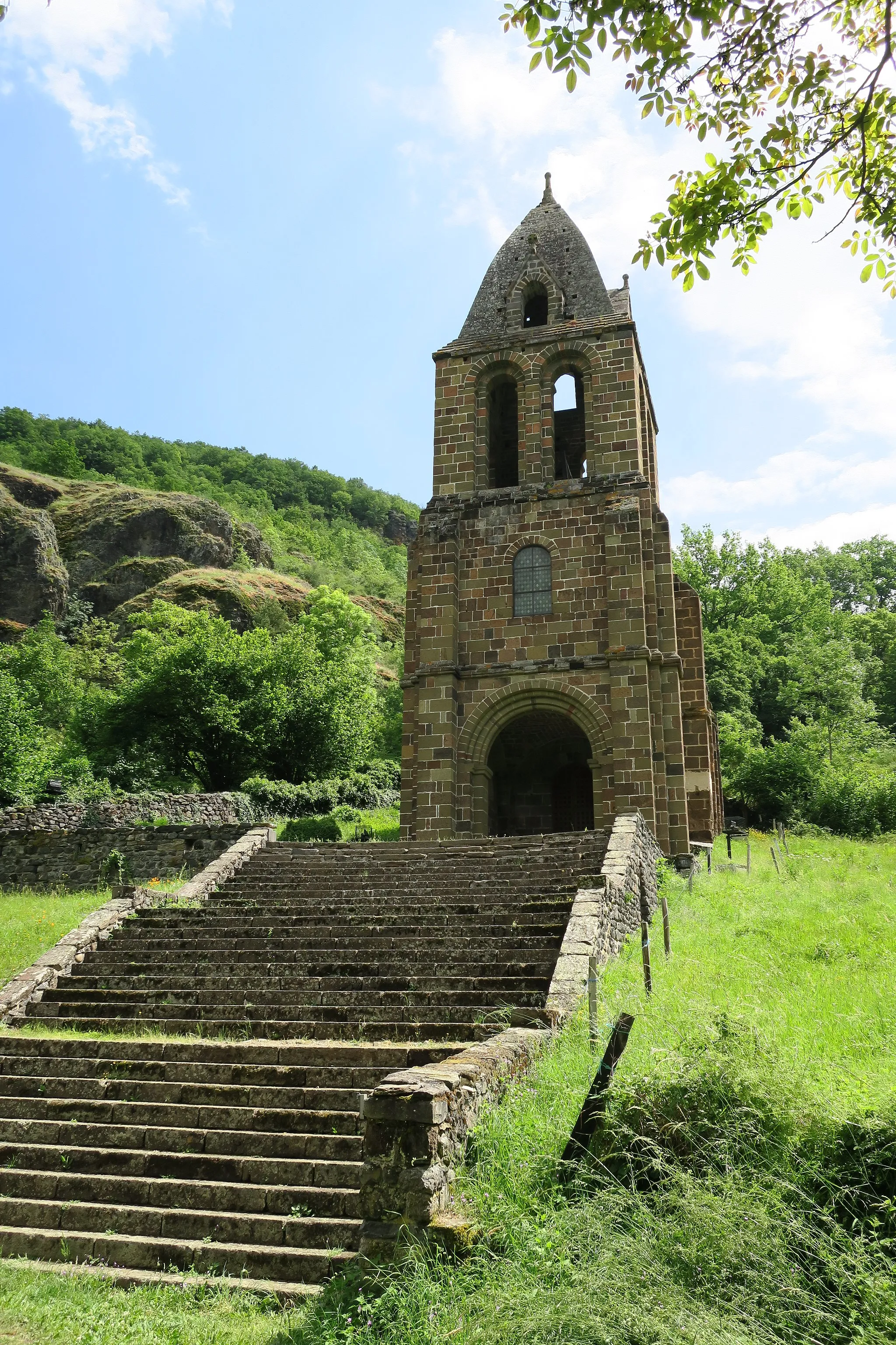 Photo showing: Chapel of Sainte-Marie-des-Chazes, town of Saint-Julien-des-Chazes, France. West facade and bell tower.