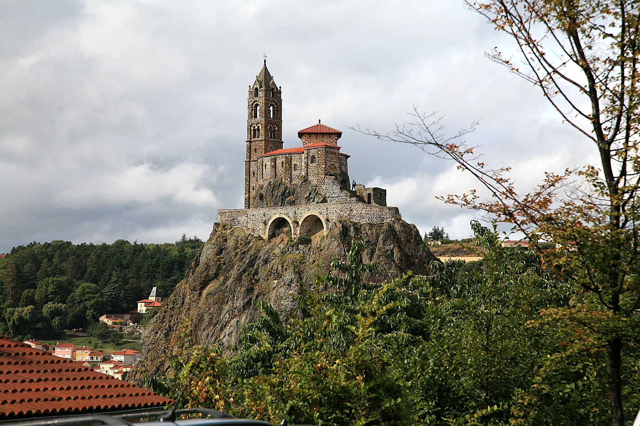 Photo showing: Saint-Michel-d'Aiguilhe, chapel on an 88-meter-high volcanic needle, to which 268 steps lead. The present building dates back to the year 1100. In former times there was a memorial to Mercury on the Felsspitze.