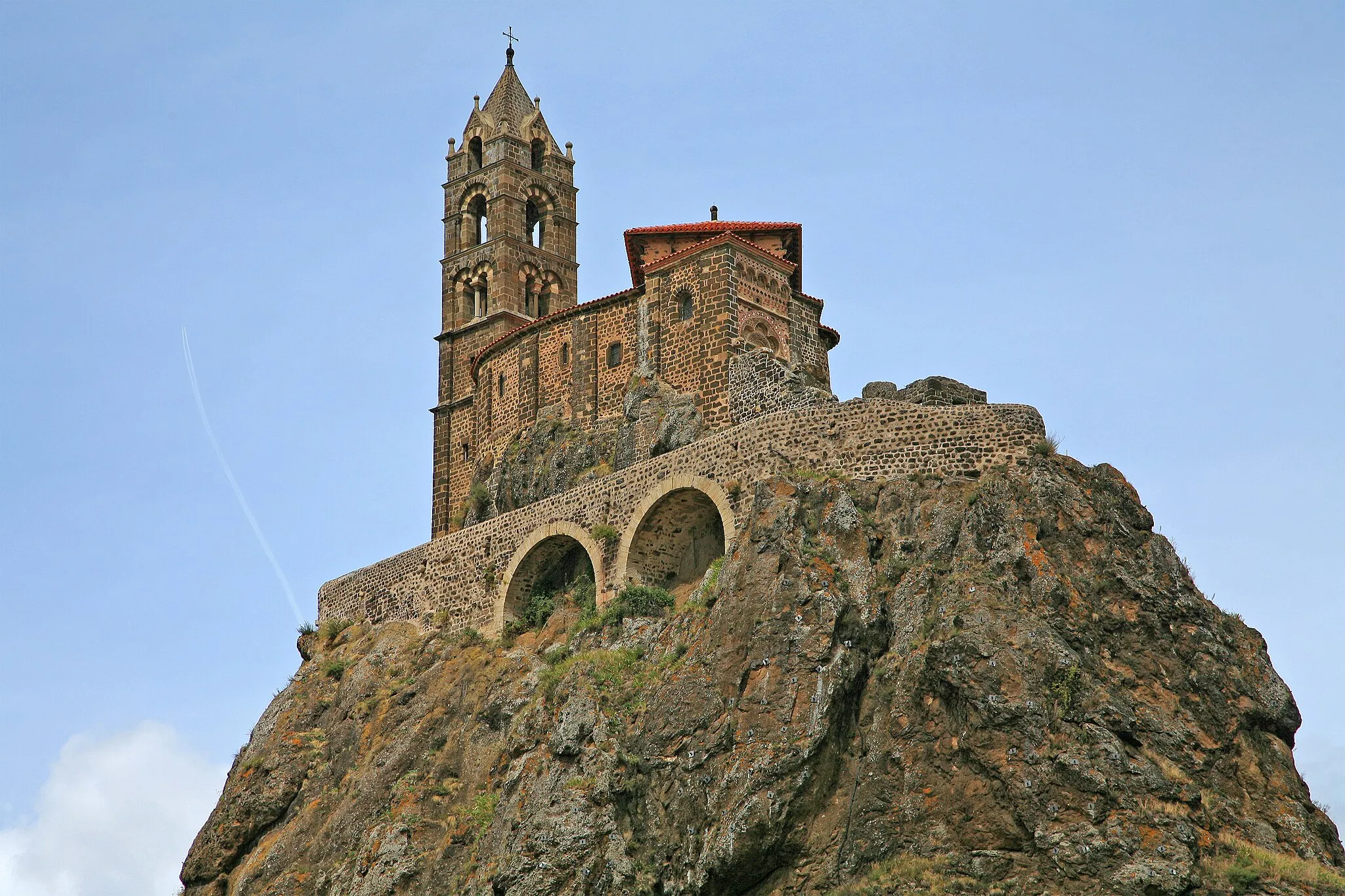 Photo showing: Le Puy-en-Velay - Saint-Michel d'Aiguilhe (Saint Michael on the needle): The chapel was erected in the 11th century on the summit of a volcanic cone. The city Le Puy-en-Velay is located in the Auvergne-Rhône-Alpes region, France.