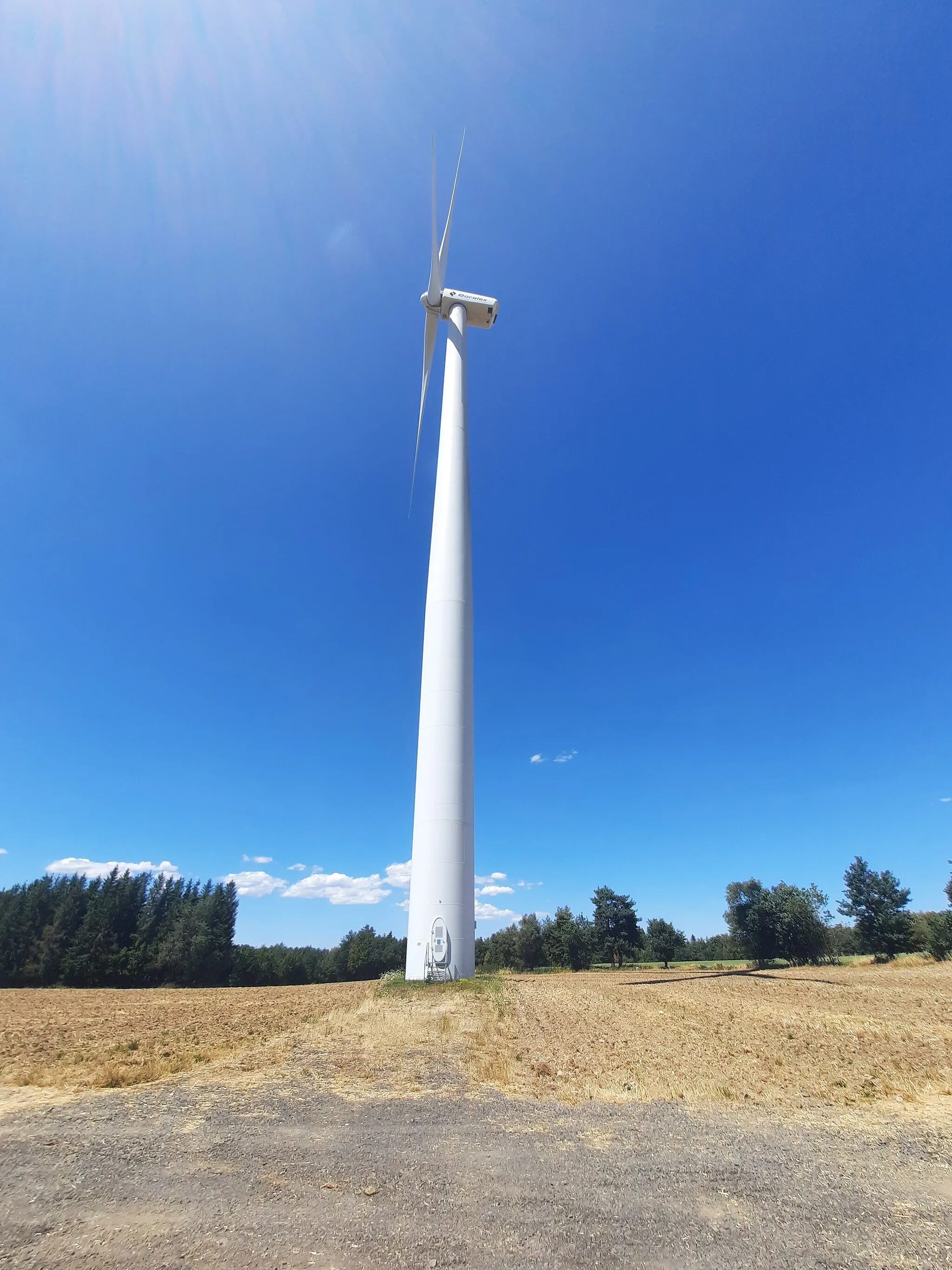 Photo showing: Vue d’une éolienne de côté depuis le sol