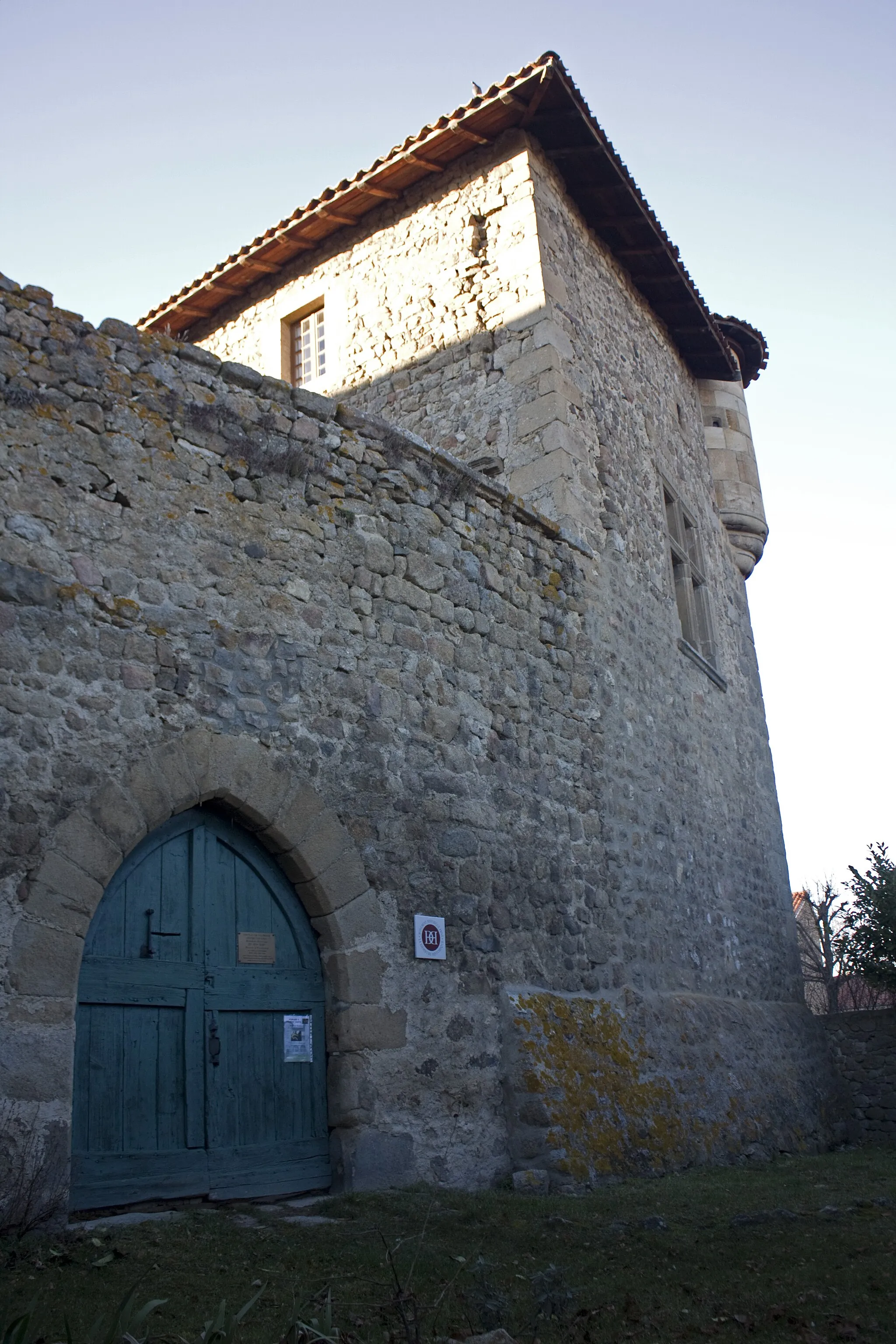 Photo showing: Castle of Valprivas: Gateway to the enclosure from the 15th century.
