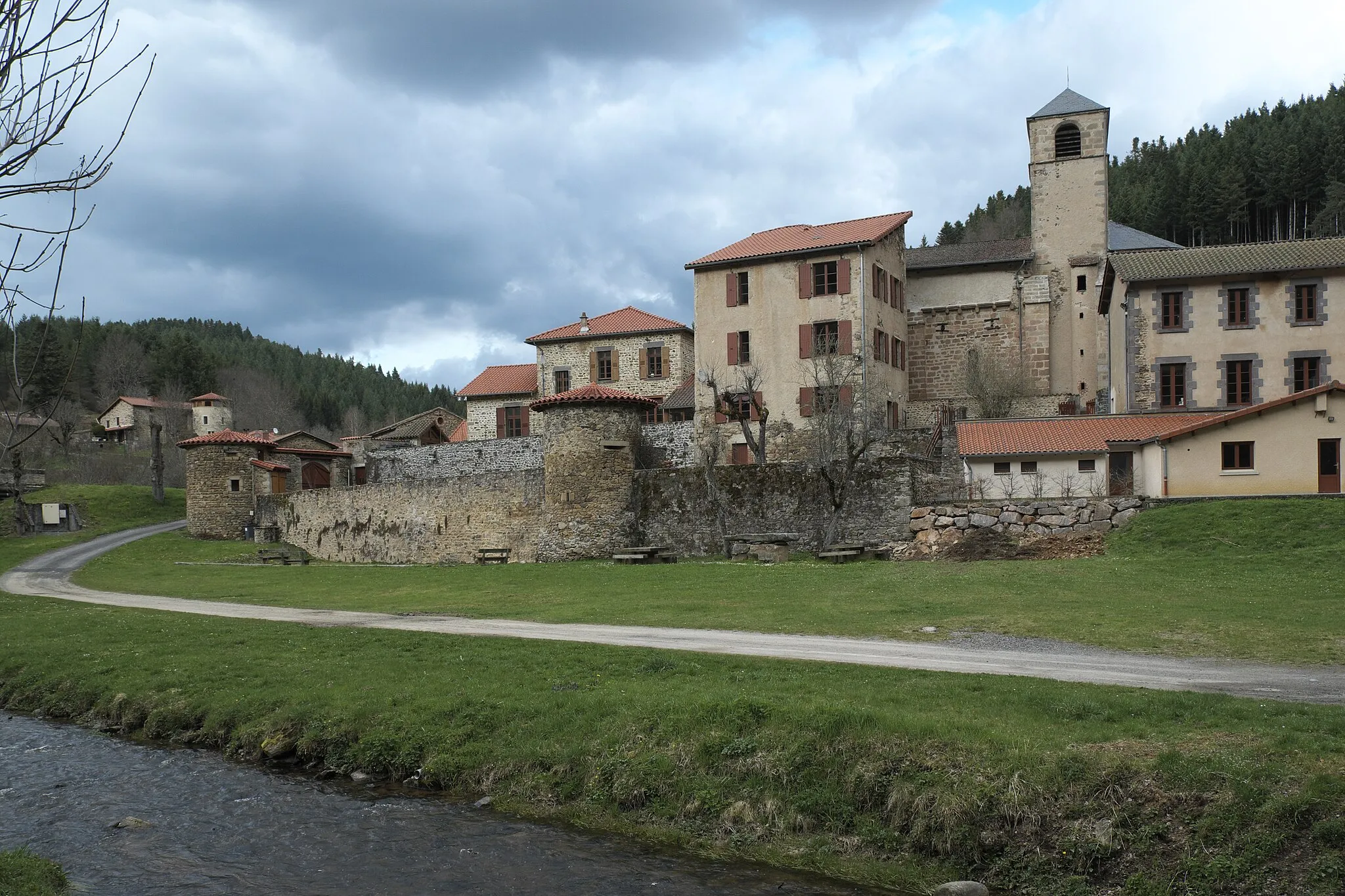 Photo showing: Saint-Vert im Département Haute-Loire (Auvergne-Rhône-Alpes/Frankreich), Befestigungsmauer mit Türmen, ehemalige Prioratskirche Saint-Jean-Baptiste