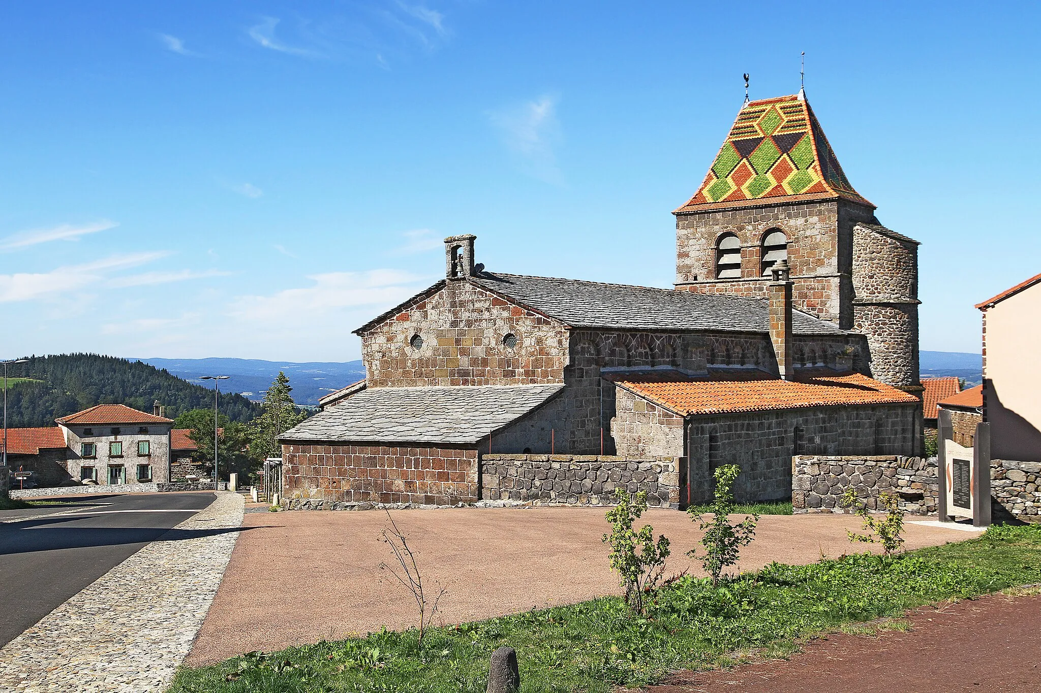 Photo showing: Église et rue principale de Saint-Jean-Lachalm