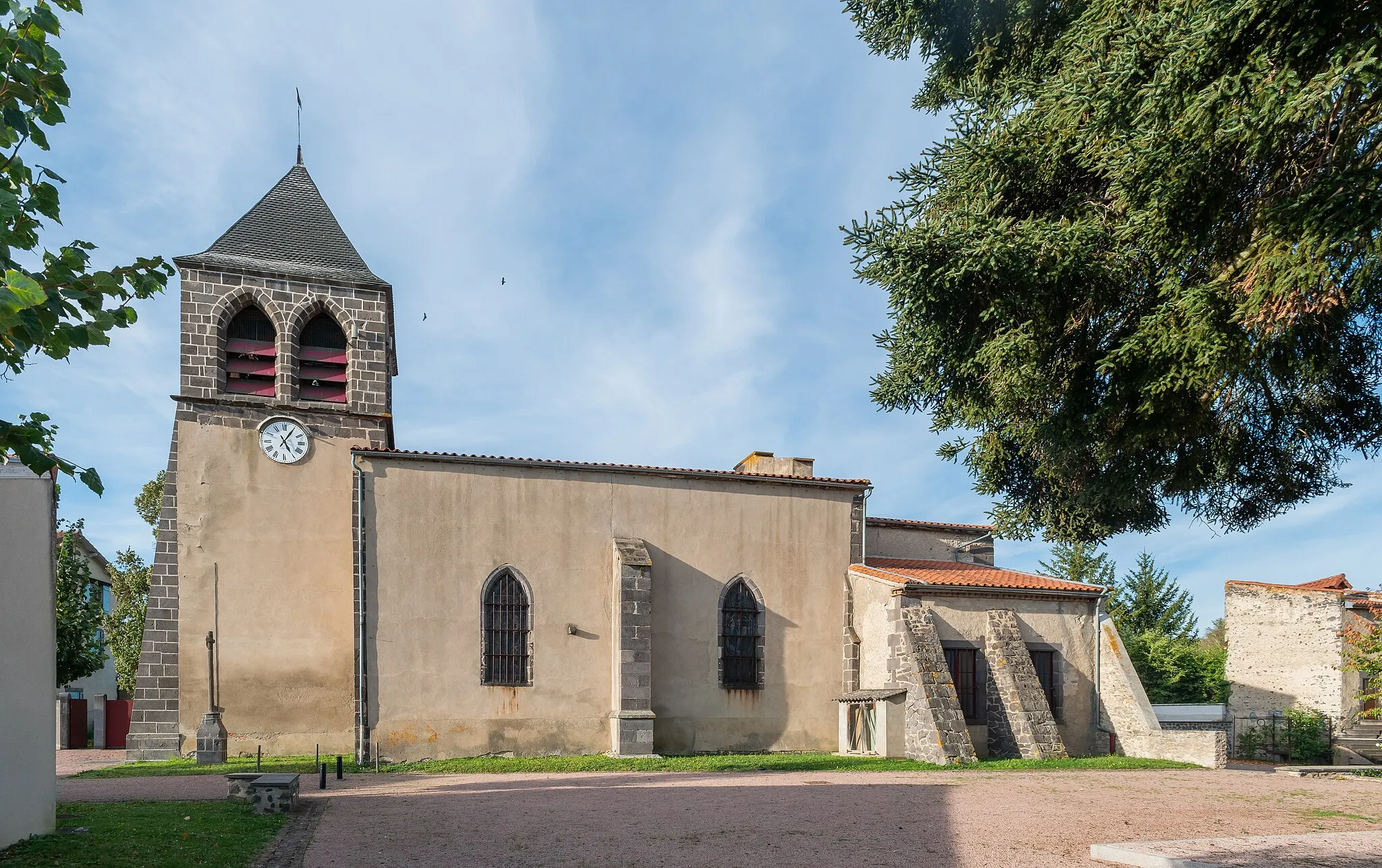 Photo showing: Saint Lawrence church in Saint-Laure, Puy-de-Dôme, France