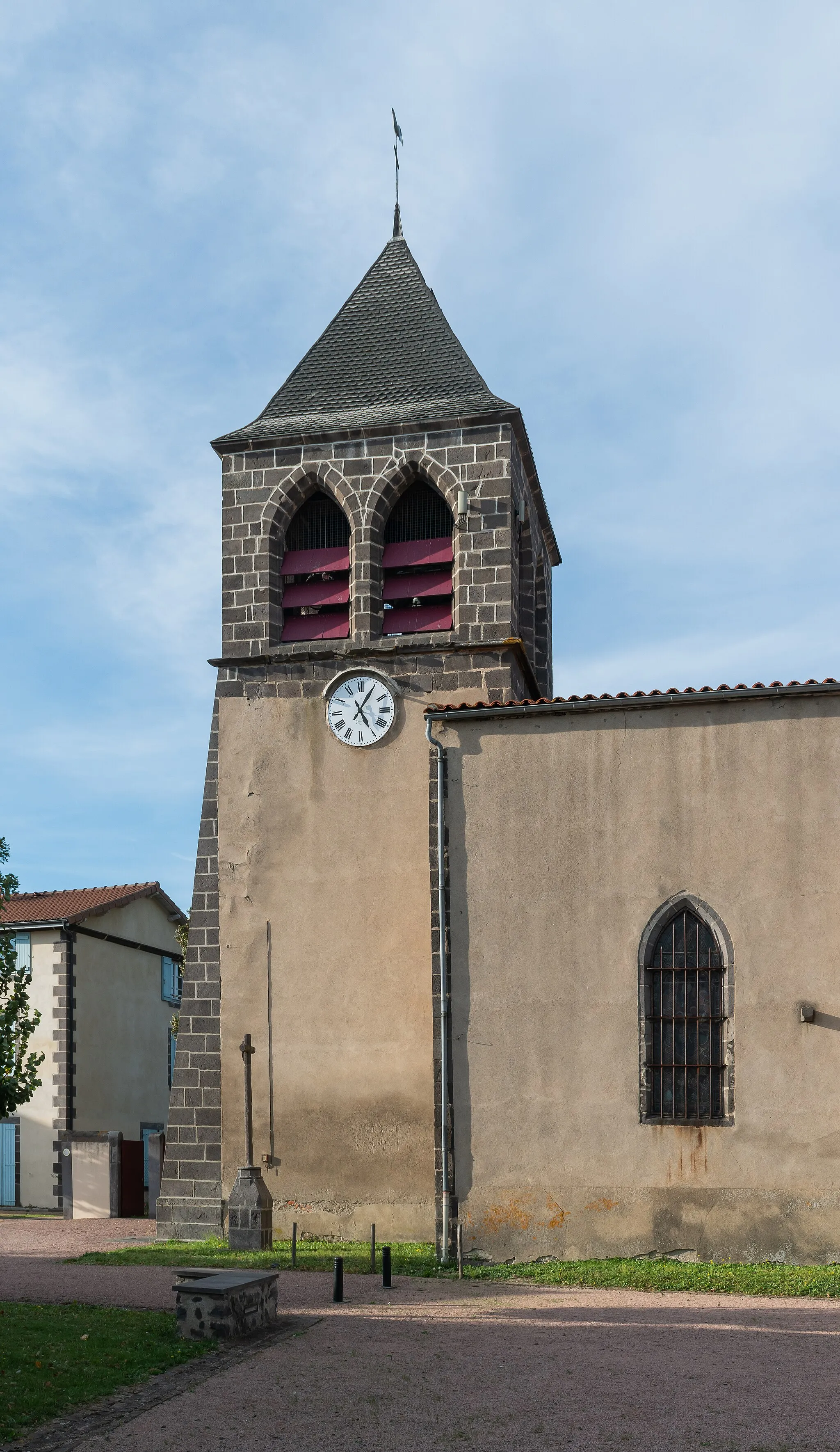 Photo showing: Saint Lawrence church in Saint-Laure, Puy-de-Dôme, France