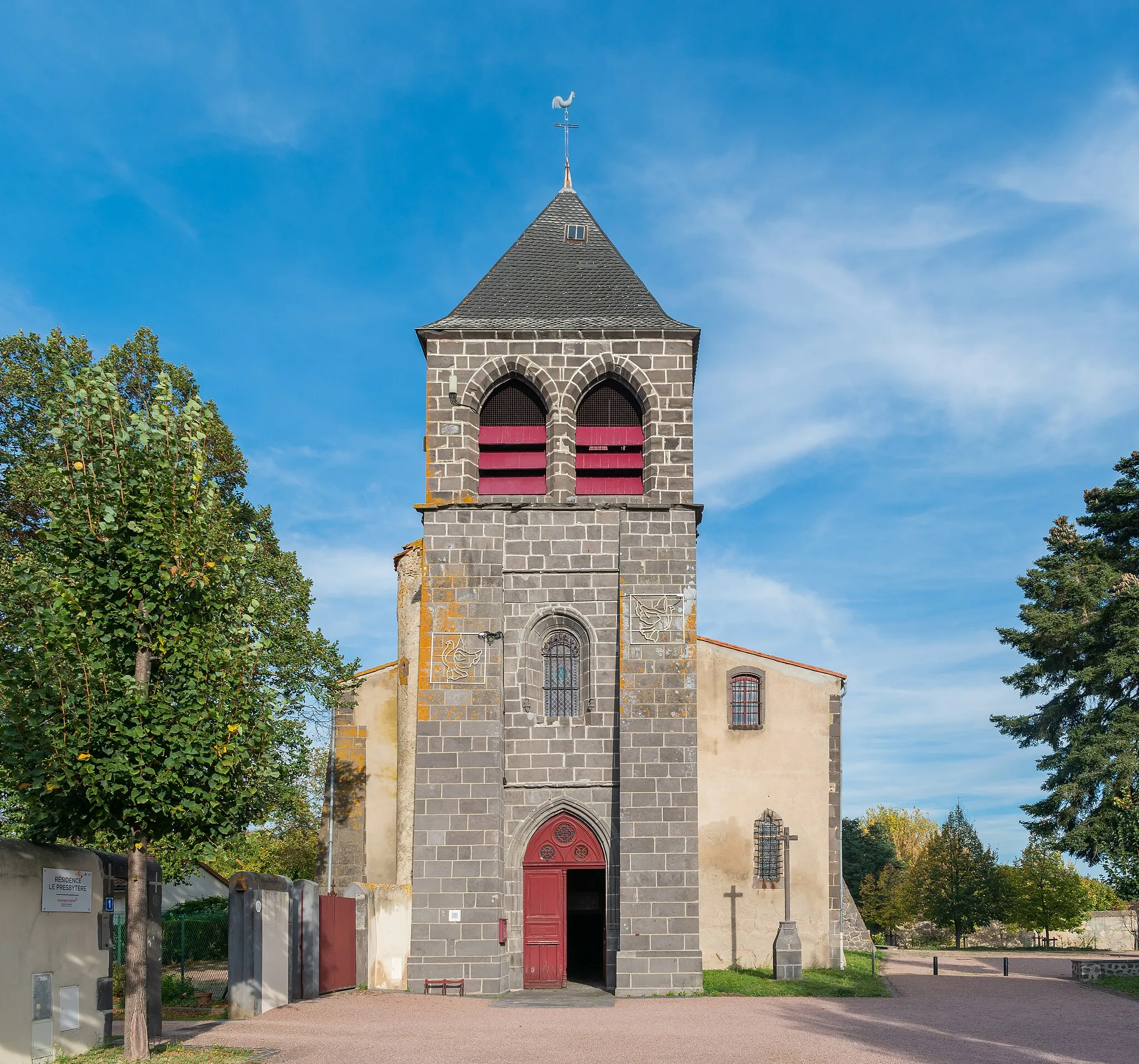 Photo showing: Saint Lawrence church in Saint-Laure, Puy-de-Dôme, France