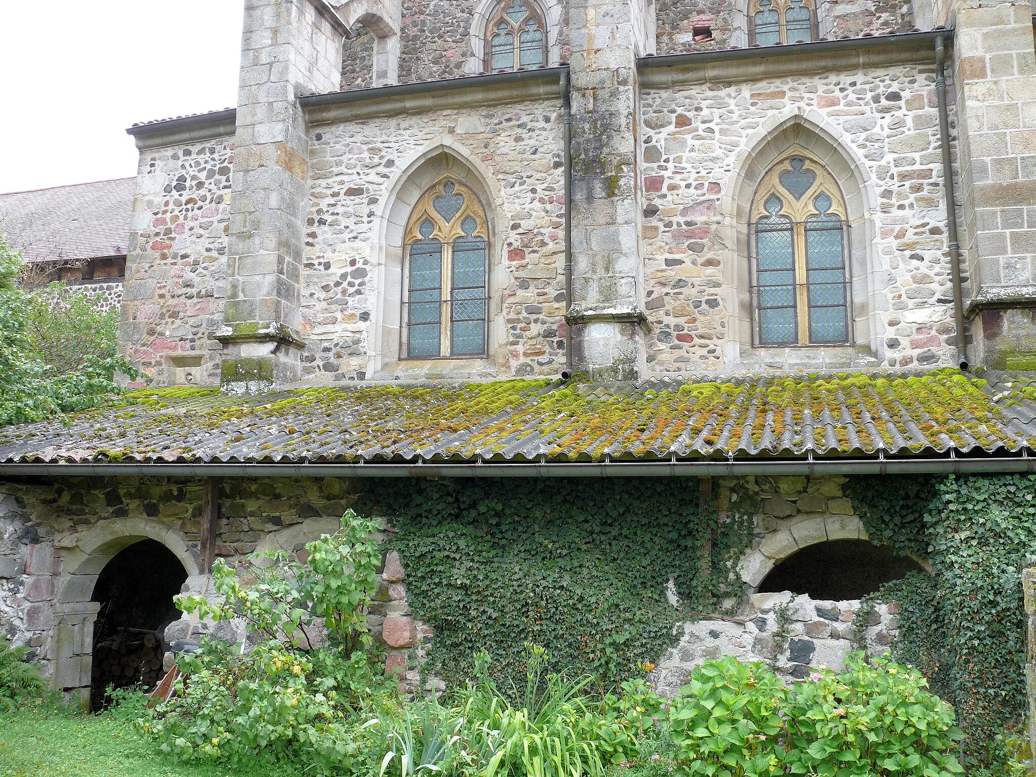 Photo showing: Manglieu - Vestiges du cloître au nord de l'ancienne église abbatiale