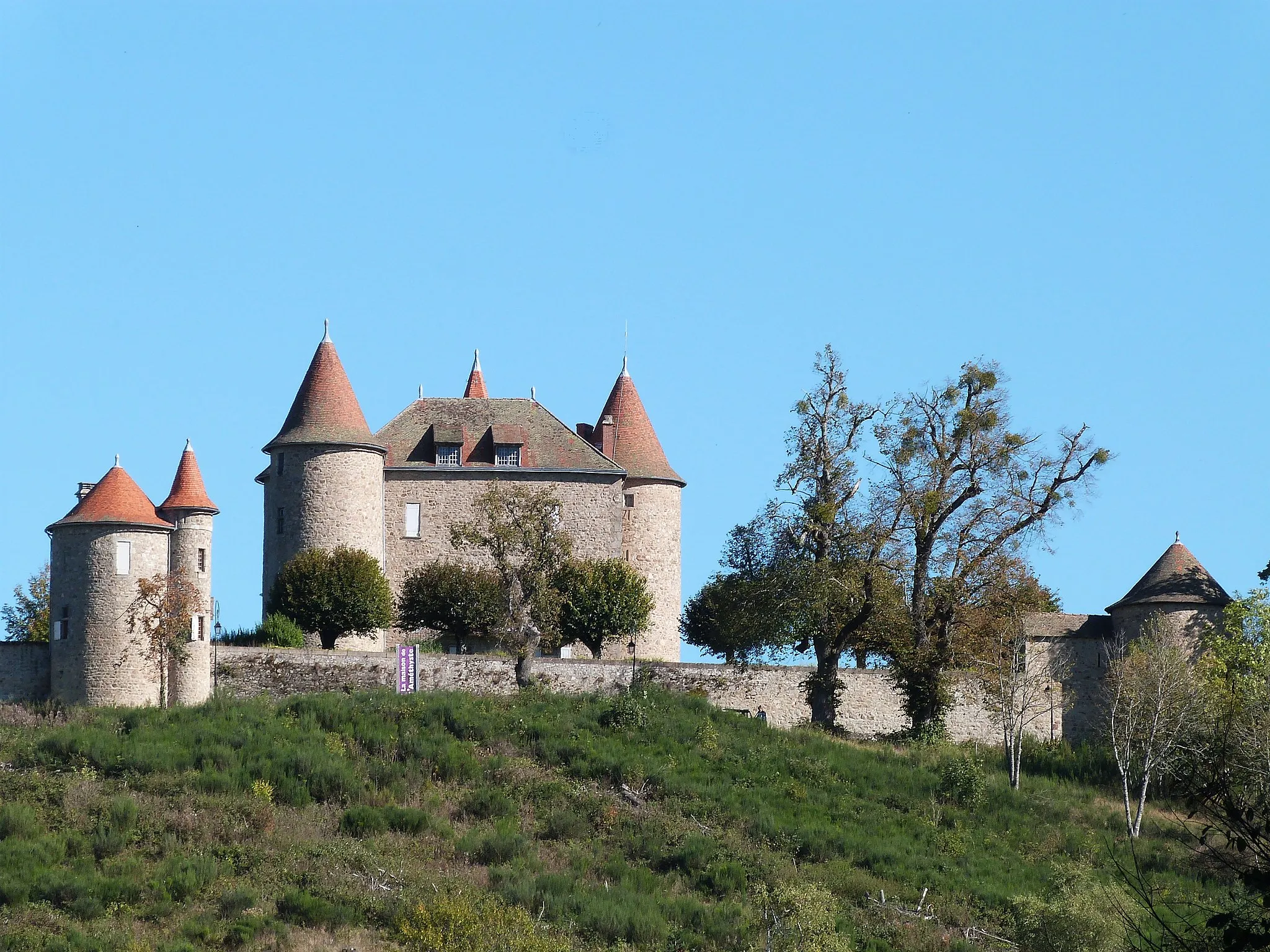 Photo showing: Château de Montfort, côté ouest, commune Le Vernet-Chaméane, département Puy-de-Dôme, France, 45.475969, 3.449388