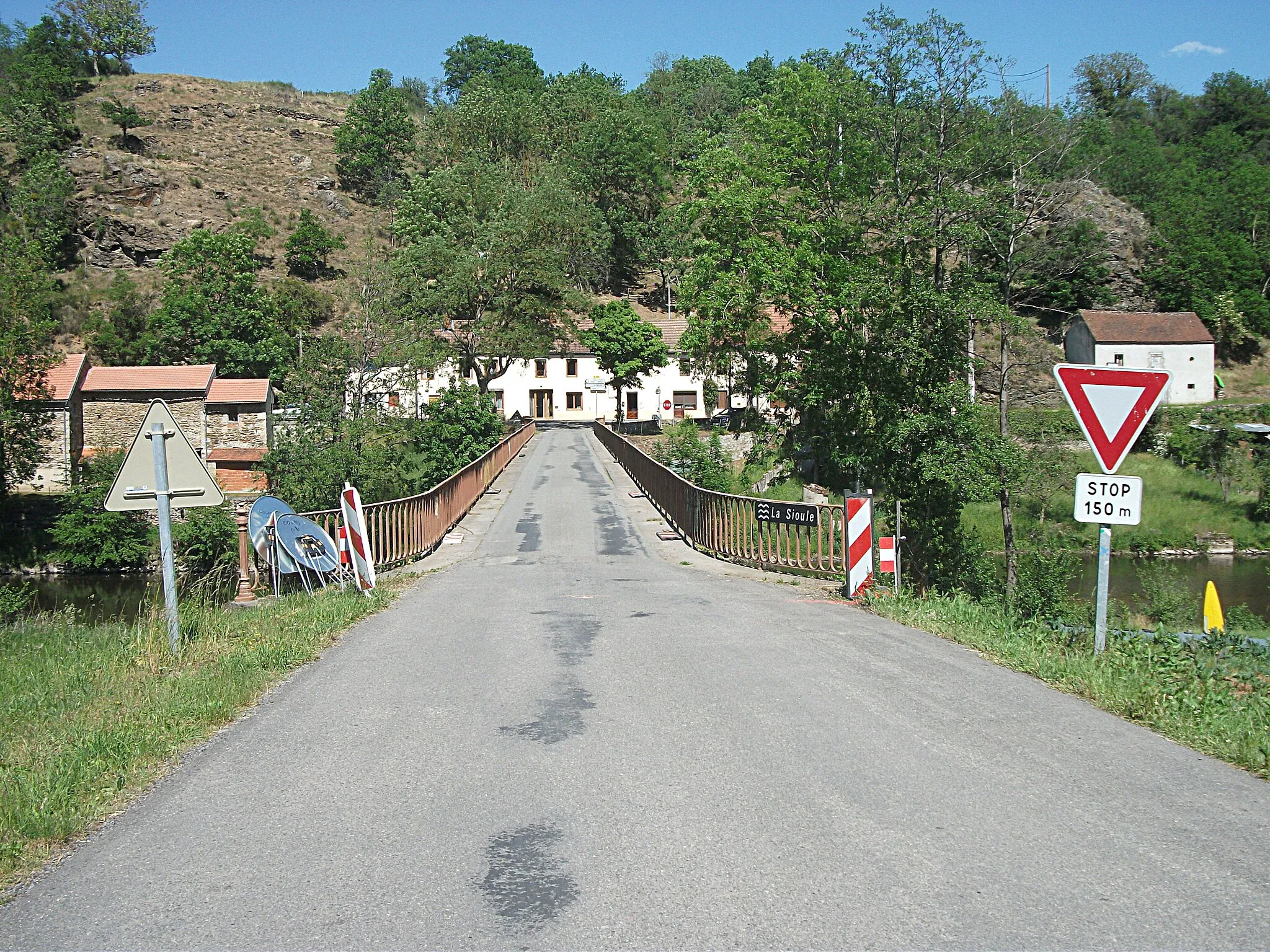 Photo showing: Bridge upon Sioule river, end of departmental road 16 in Puy-de-Dôme, commune of Saint-Gal-sur-Sioule, Puy-de-Dôme, Auvergne-Rhône-Alpes, France. [18431]