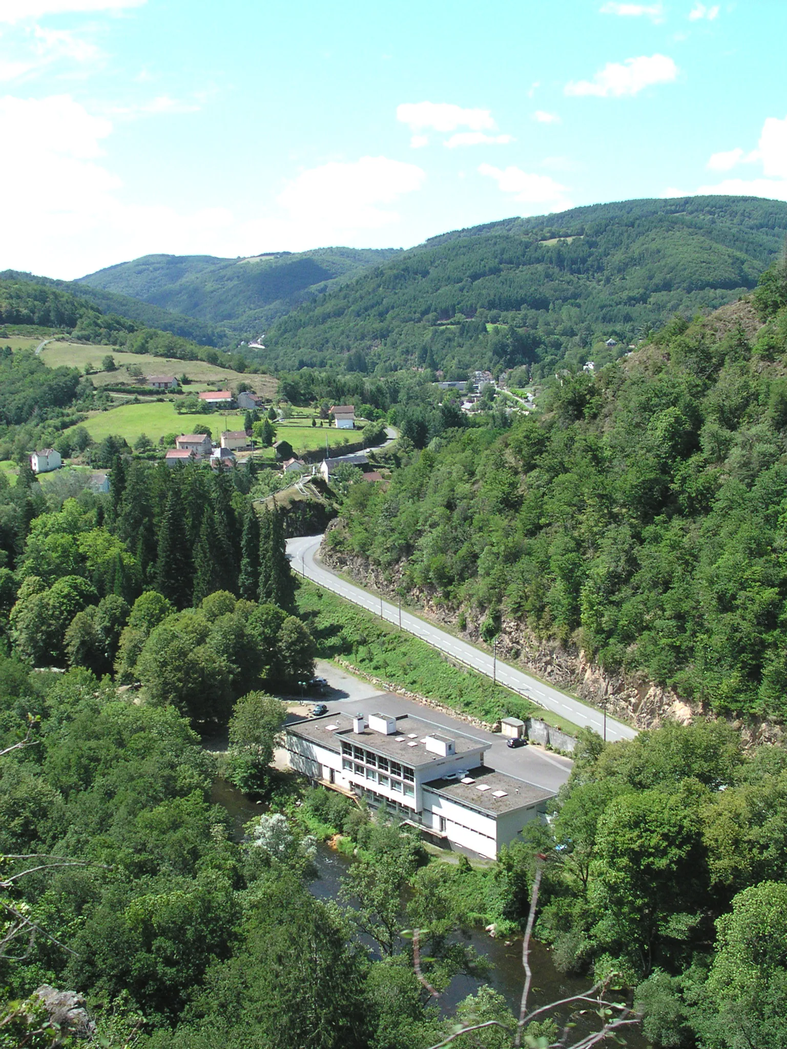 Photo showing: Châteauneuf-les-Bains : the spa water building and the village site behind (Auvergne, France). Pcture taken from the top of the Charlemagne rock