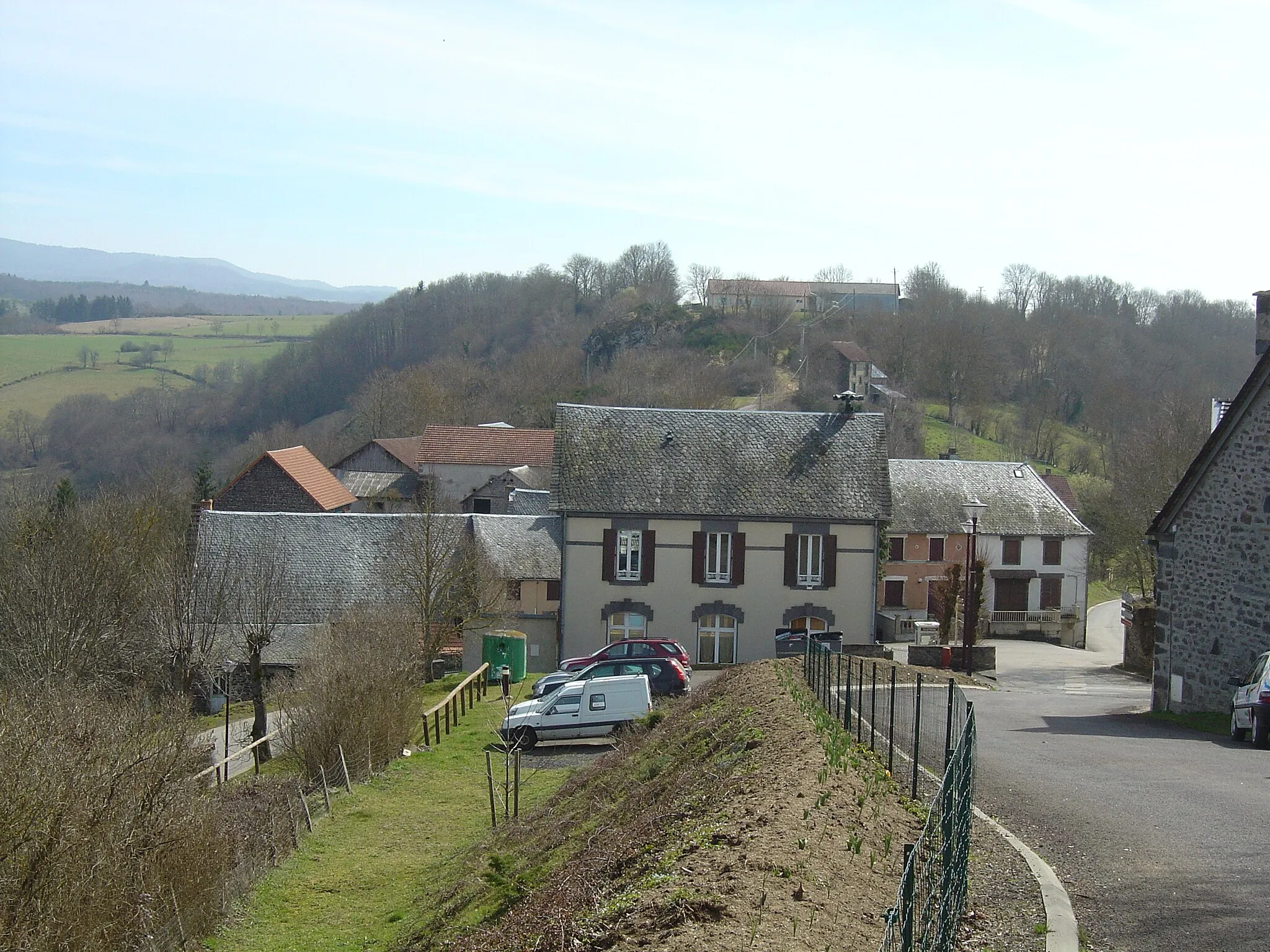 Photo showing: Maisons de Saint-Pierre le Chastel avec des toits particuliers.   Auvergne; Puy-de-Dôme (63)