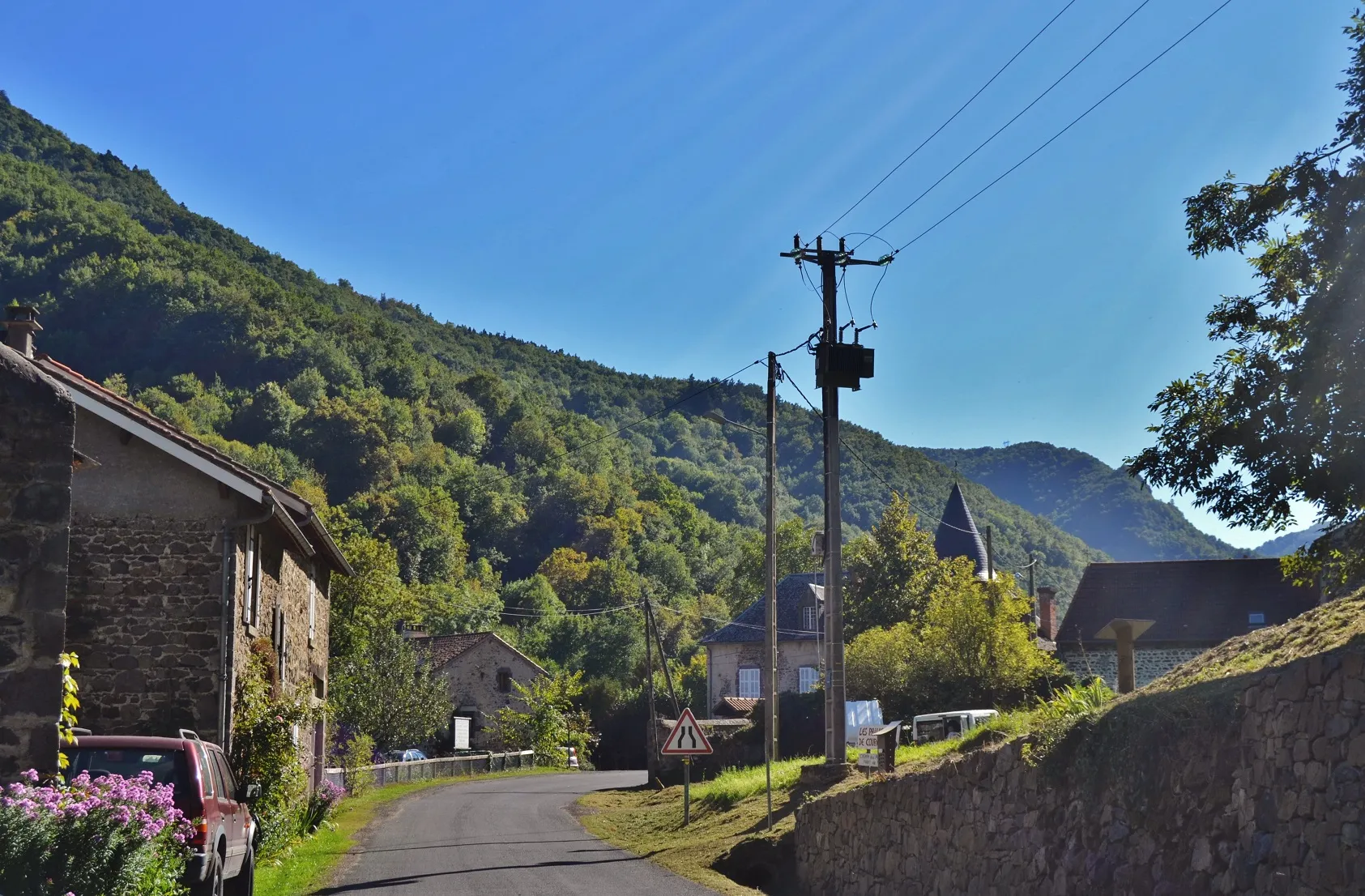 Photo showing: entrée du Village