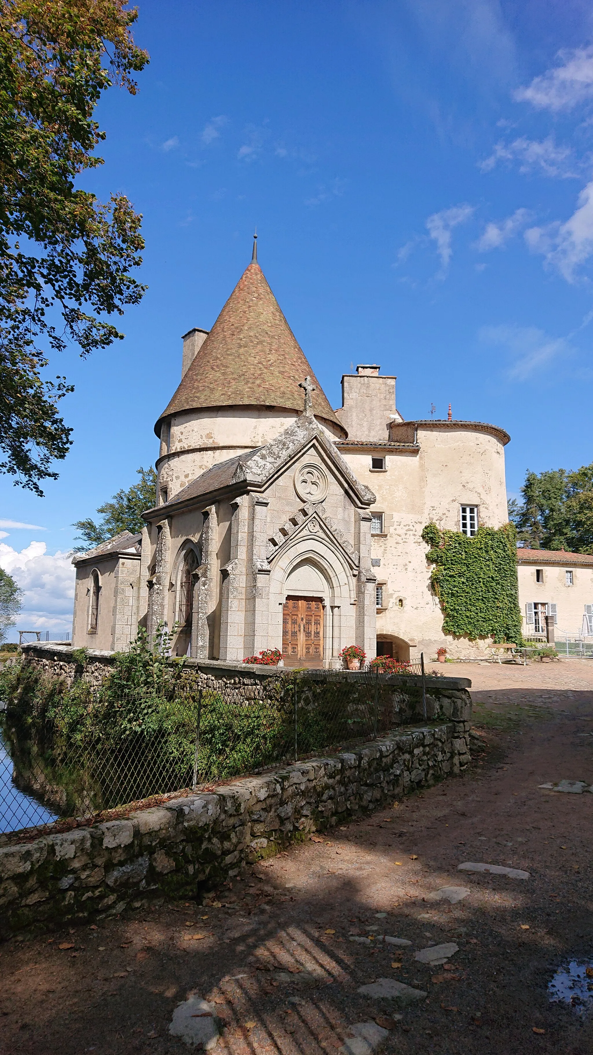 Photo showing: This building is indexed in the base Mérimée, a database of architectural heritage maintained by the French Ministry of Culture, under the reference PA00092349 .