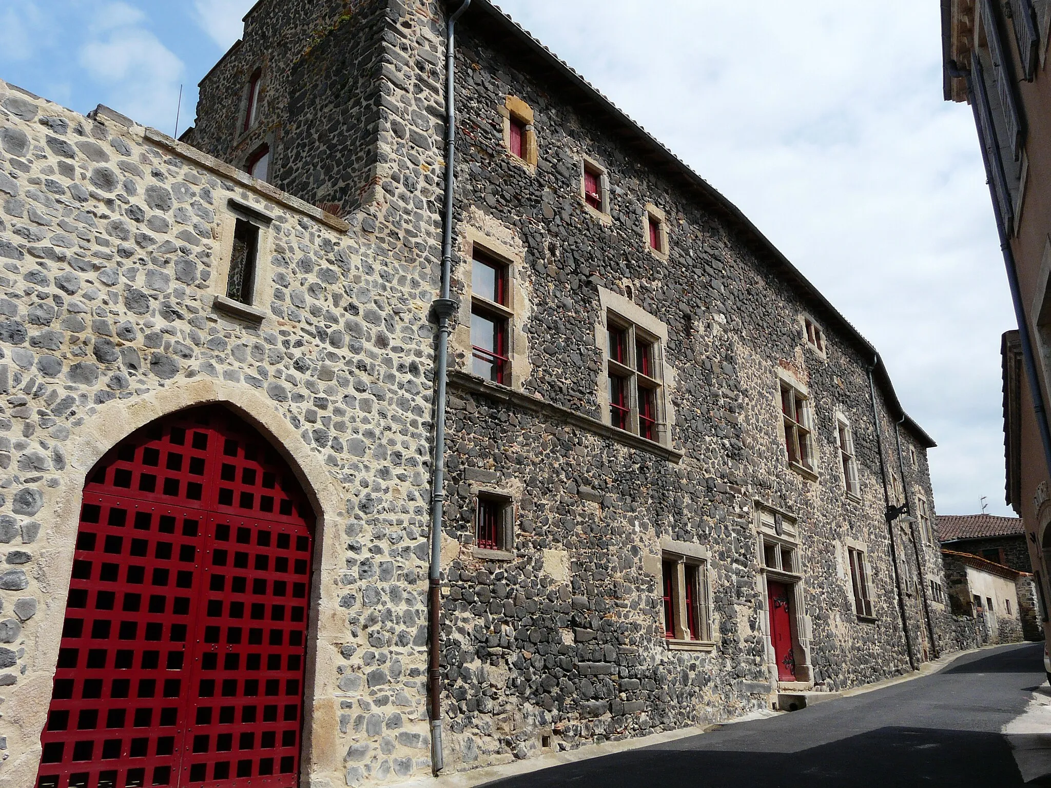 Photo showing: Bâtiment dans le village d'Usson, Puy-de-Dôme, France.