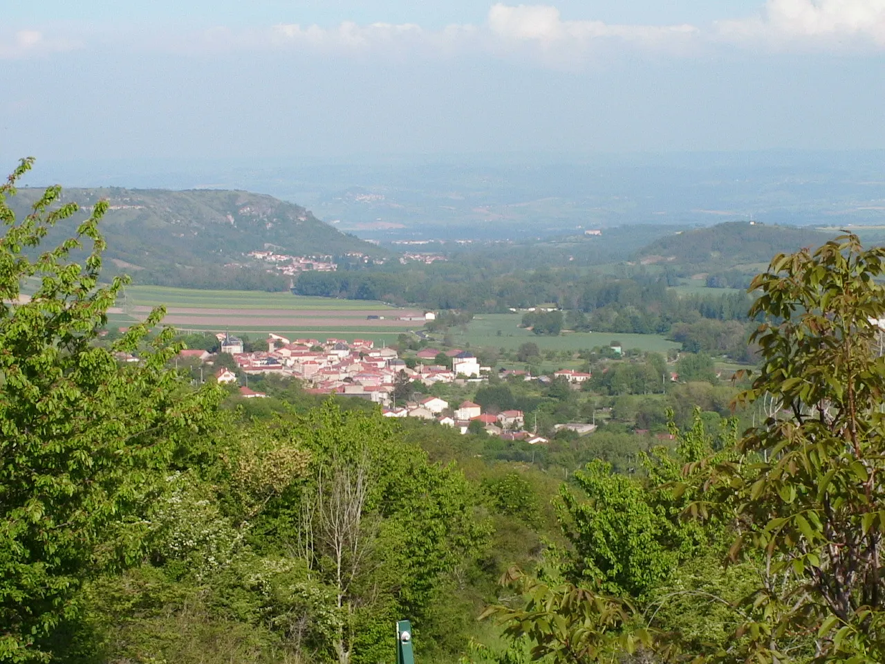 Photo showing: Chidrac (63) dans le paysage. Vu depuis Lavelle, commune de St Vincent
Photo prise le 14 mai 2005 par F5ZV