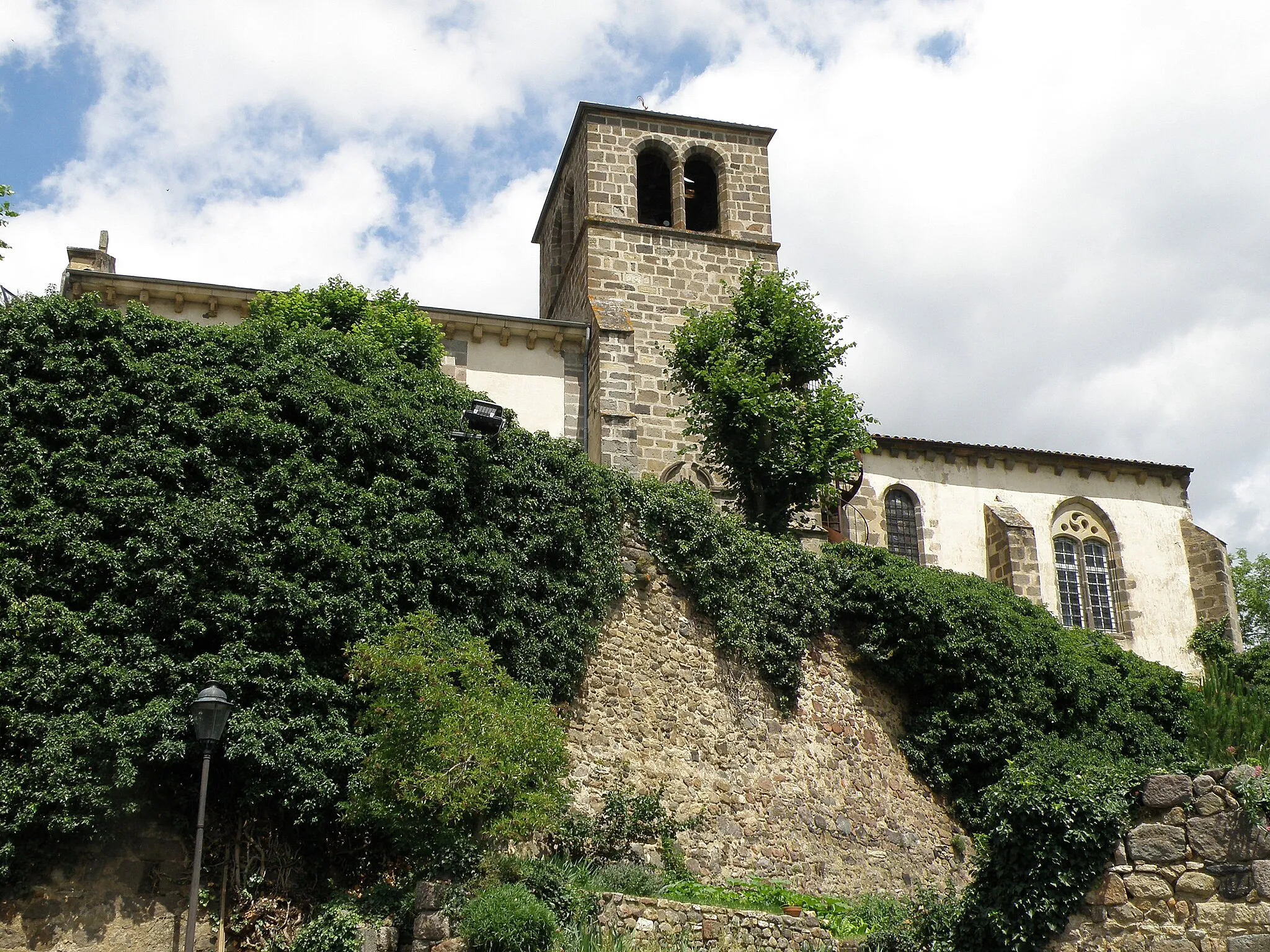 Photo showing: Montaigut-le-Blanc, comm. du Puy-de-Dôme (France, région Auvergne). Église Saint-Blaise, flanc sud.