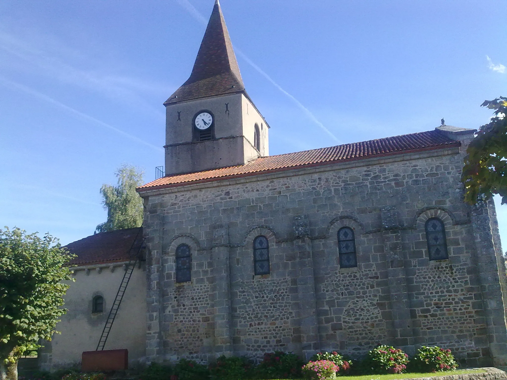 Photo showing: Église Saint-Pierre de Biollet classée en 1961 au titre de monument historique.