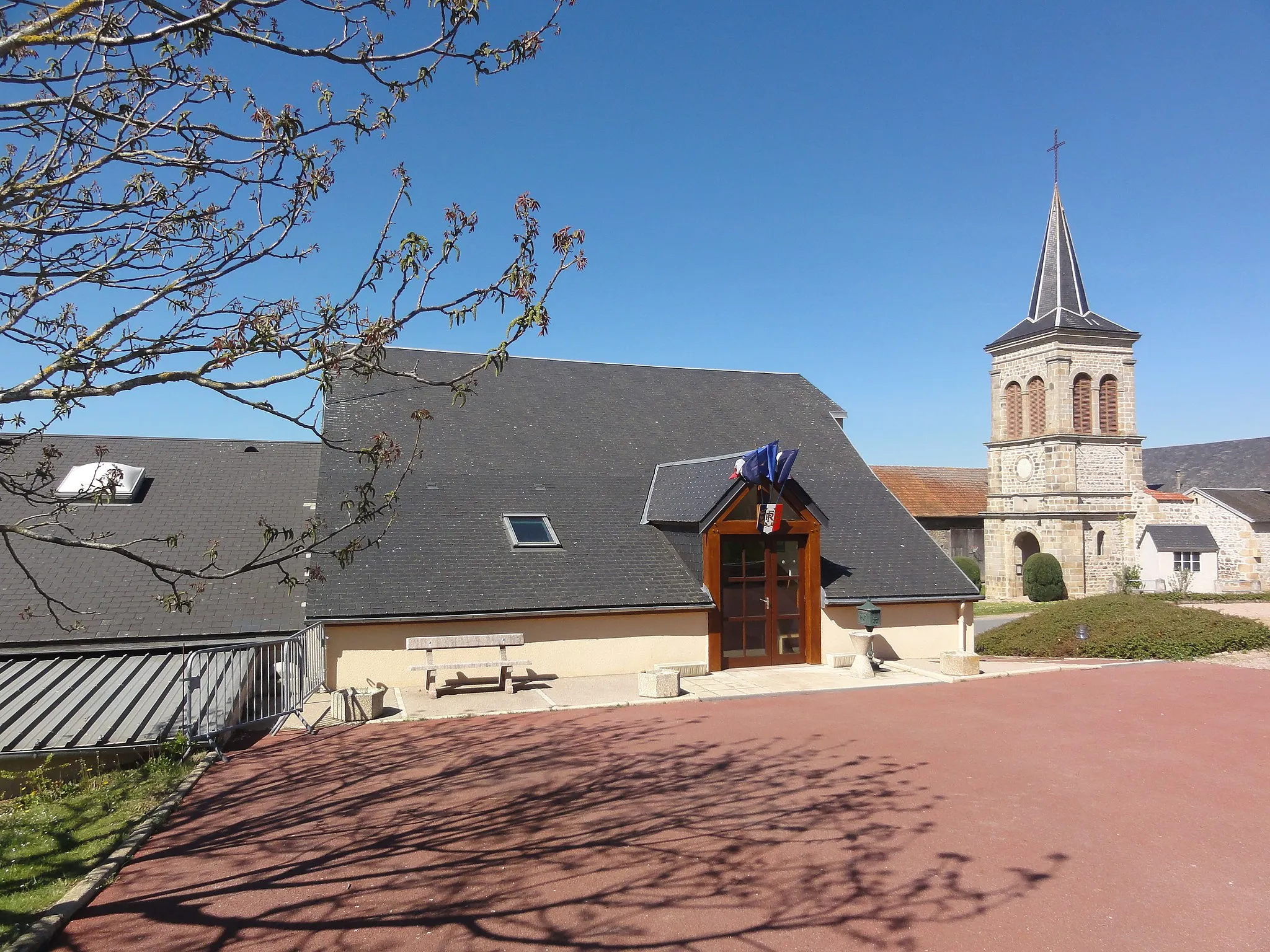 Photo showing: Bussières-près-Pionsat (Puy-de-Dôme) mairie et église
