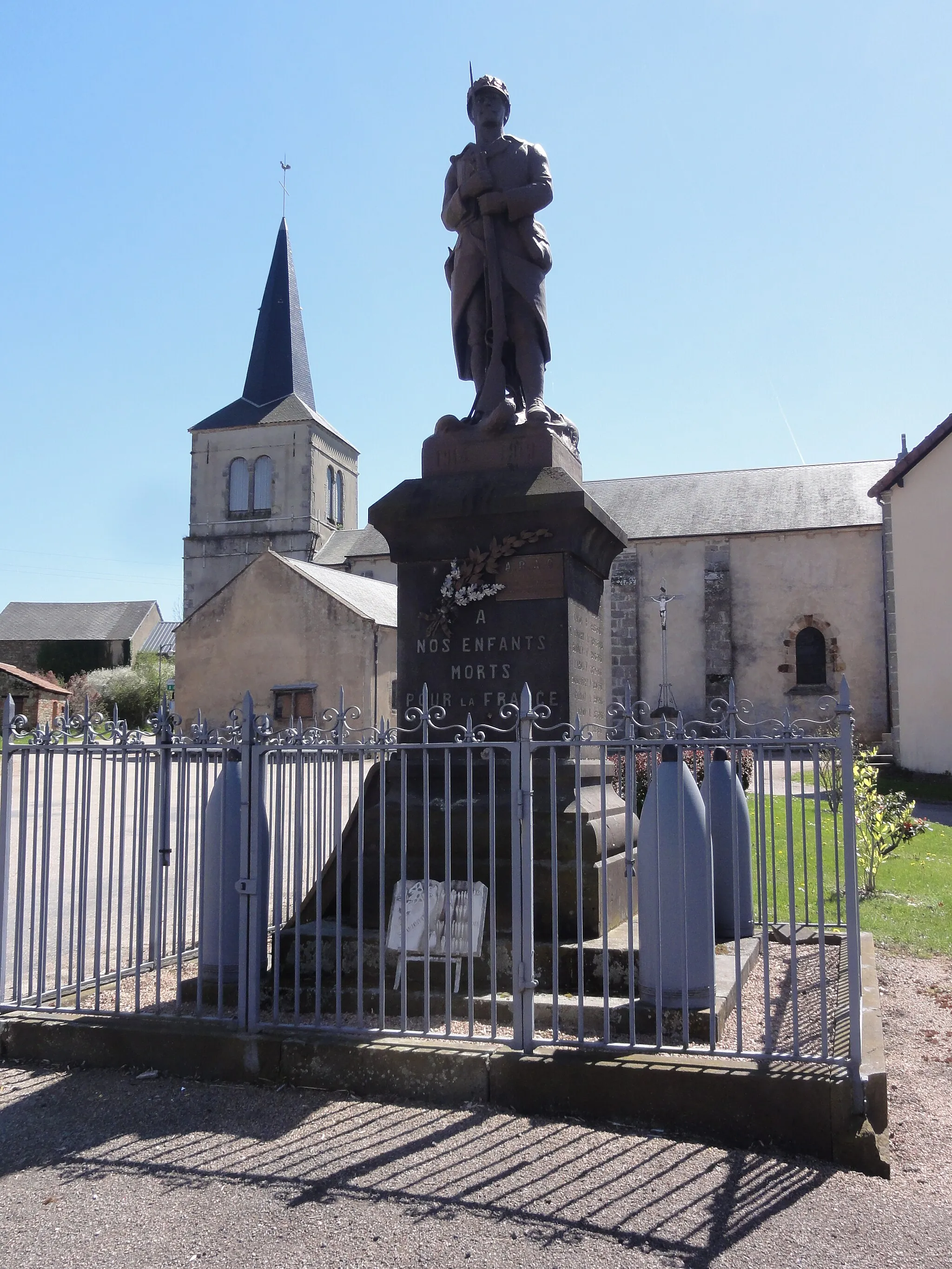 Photo showing: Le Quartier (Puy-de-Dôme) monument aux morts