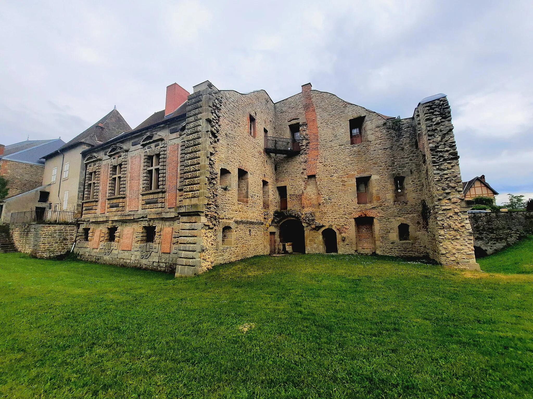 Photo showing: Château de Pionsat seen from the north