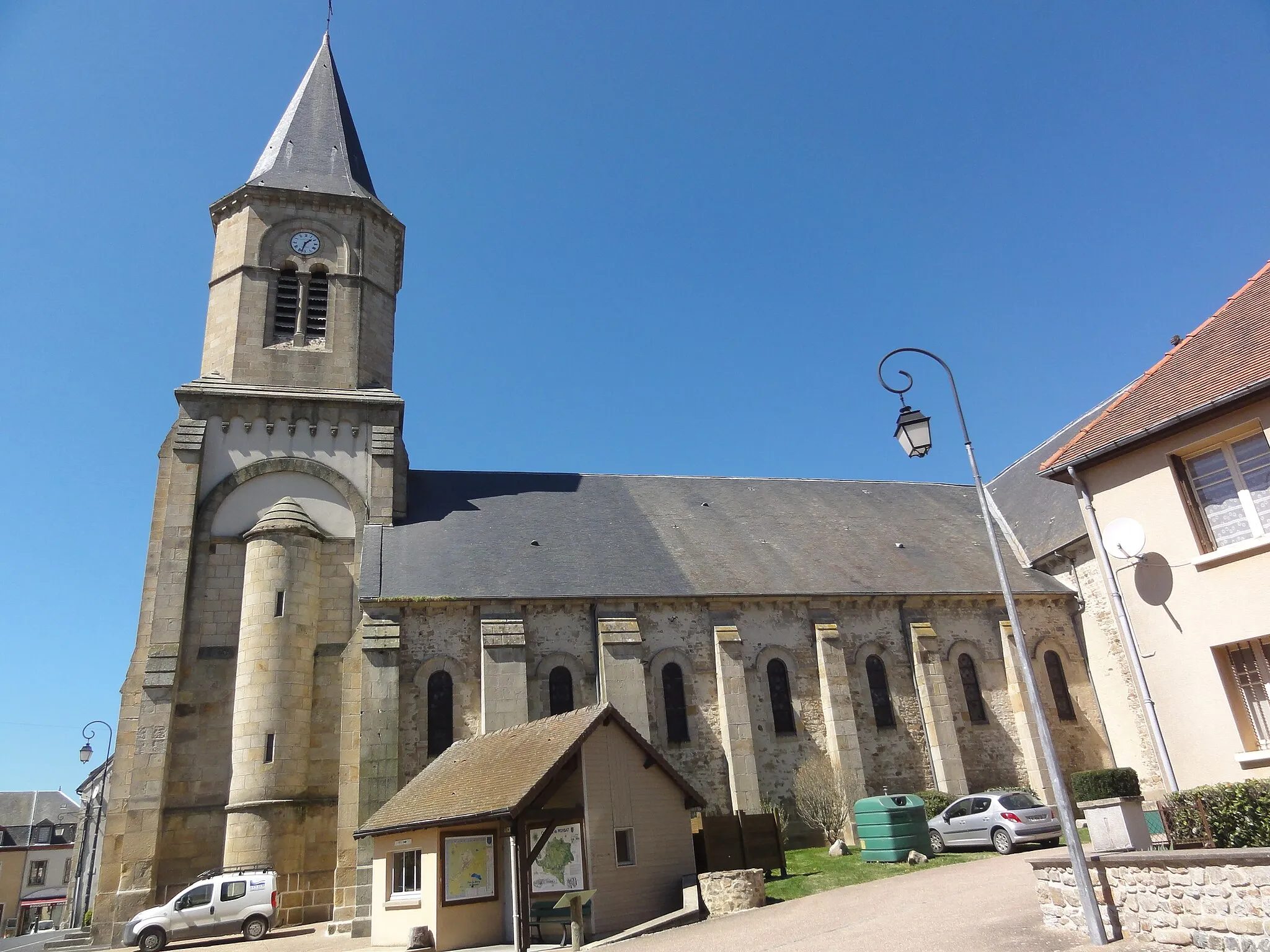 Photo showing: Pionsat (Puy-de-Dôme) église Saint-Joseph et Saint-Bravy