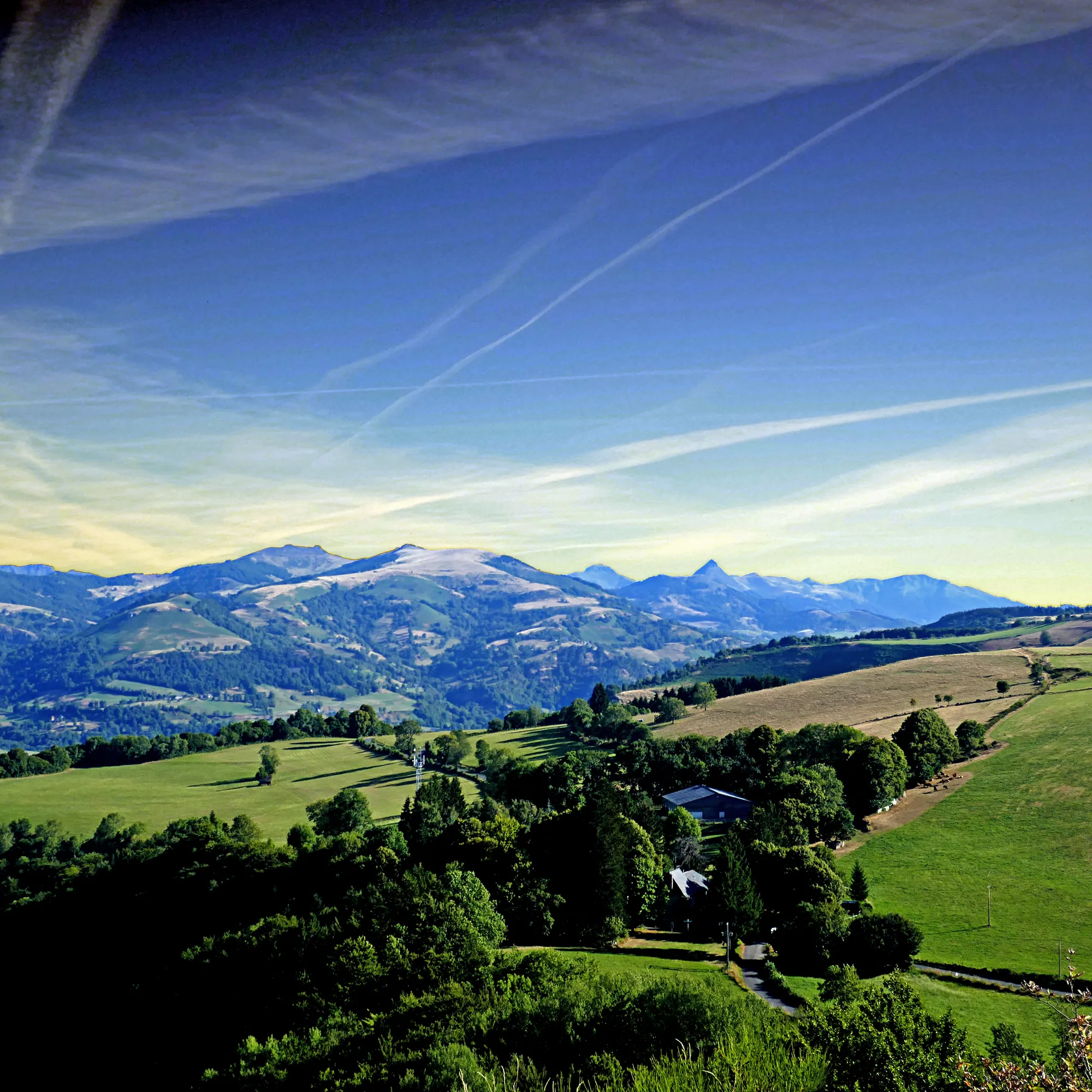 Photo showing: Depuis le Rocher des Pendus, au Col de Curebourse

Les deux Monts pointus au N/E :  à droite, le plus pointu, le Puy Griou, 1690 m. A sa gauche sur la photo, le Puy Mary, 1783 m.