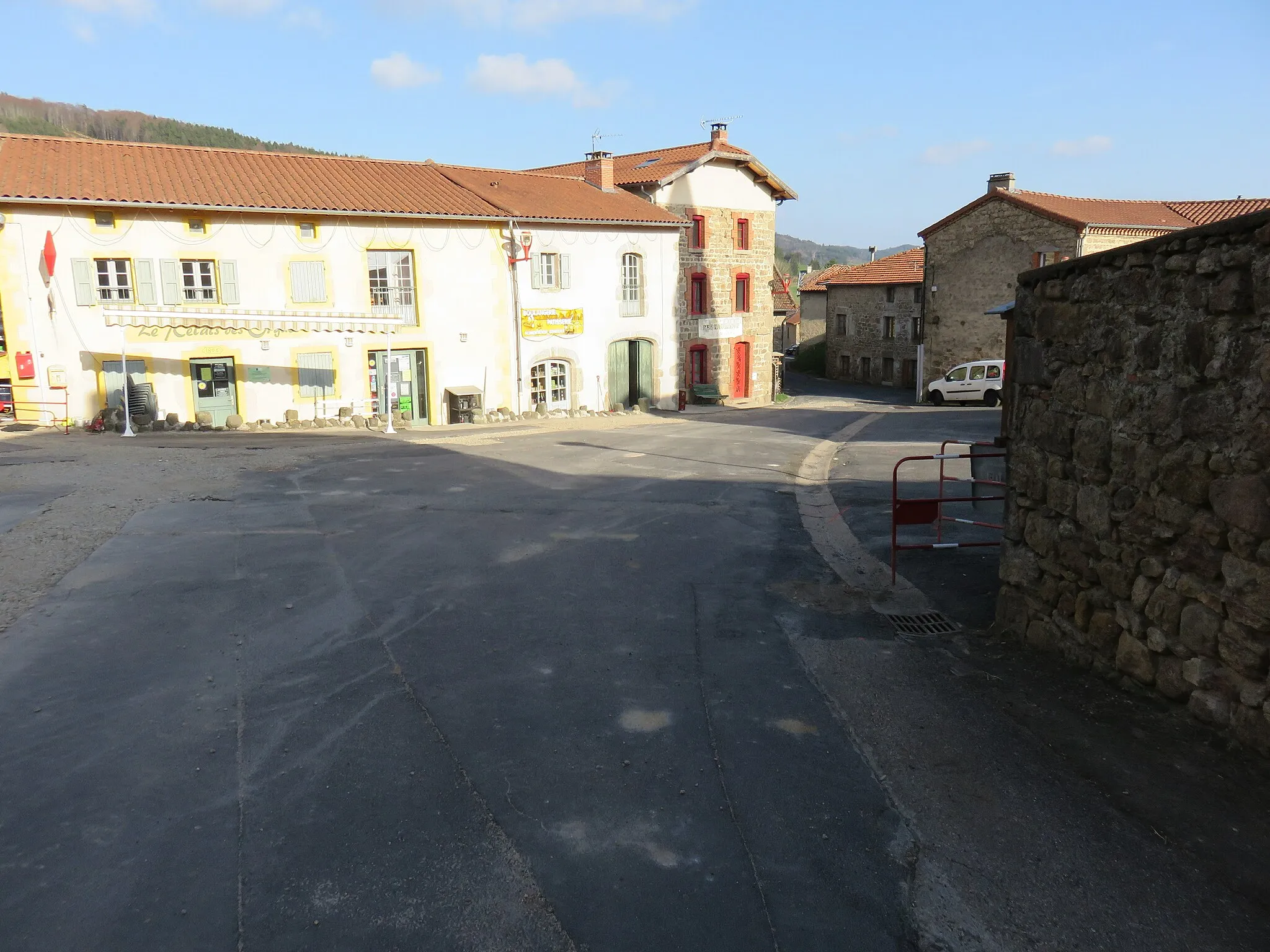 Photo showing: Route départementale 256 traversant le village de Saillant (Puy-de-Dôme, France).